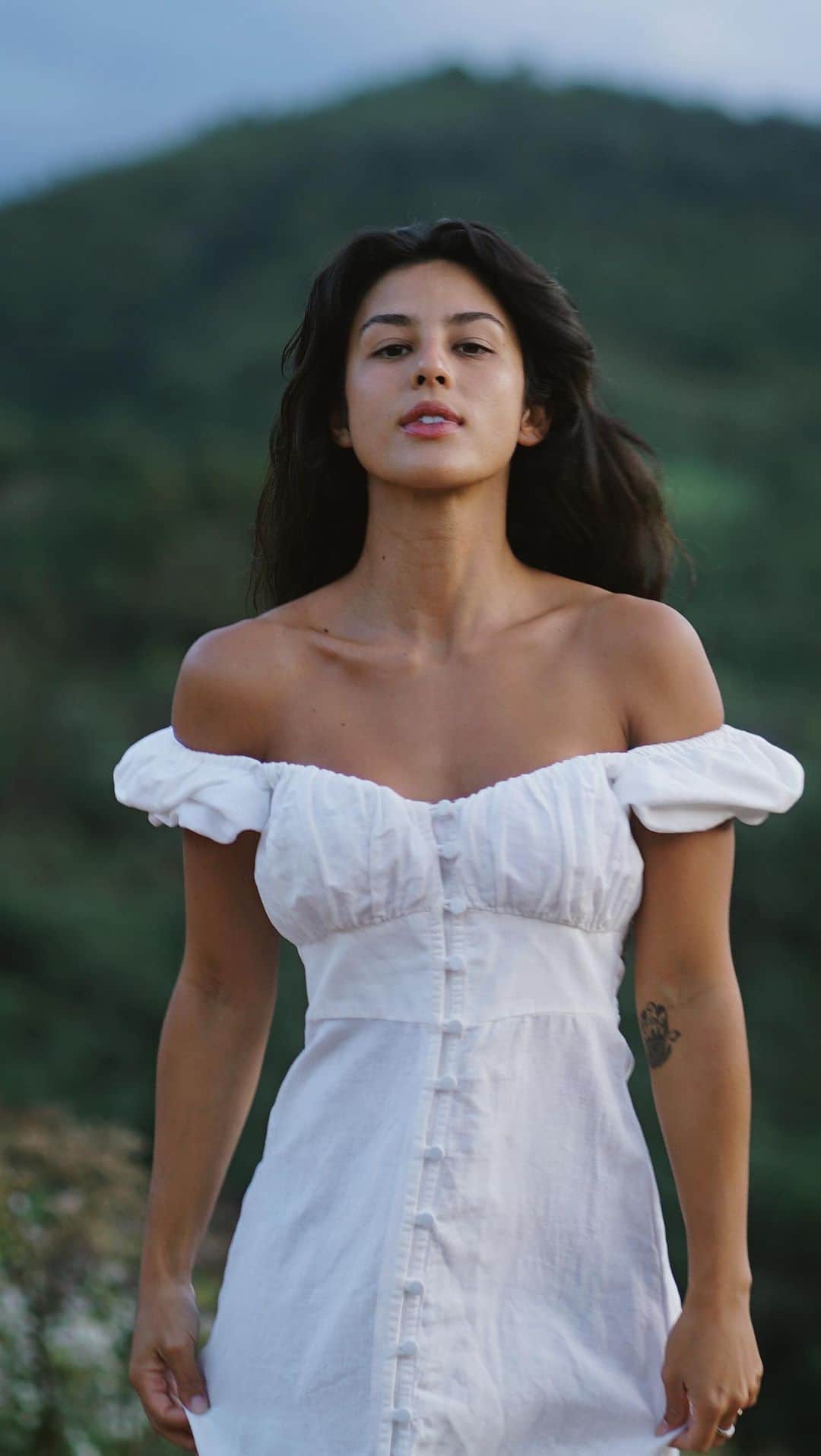 Yanna Lavigne 稲垣アンのインスタグラム：「Dance com sua solitude, sua força & sua intuição.   Quando não houver mais caminhos, dance.」