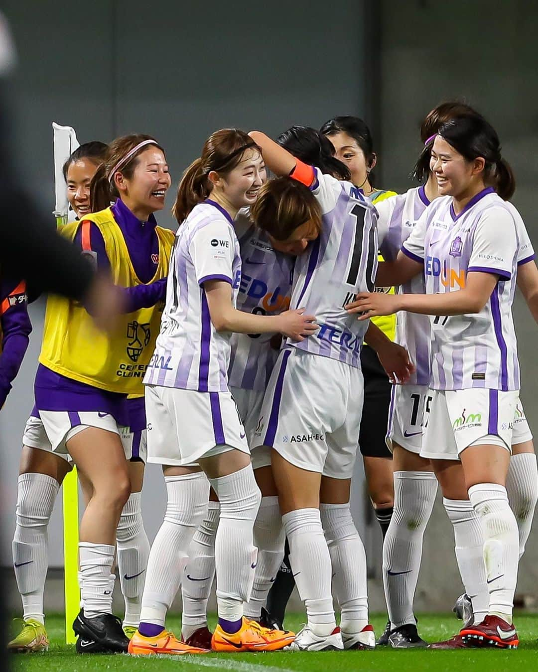 近賀ゆかりのインスタグラム：「Yogibo WE League 14  GAME DAY!!!!! 🆚 @naganoparceiro.ladies.official  ⏰15:00 kick off 🏟️ 長野Uスタジアム  #weleague  #サンフレッチェ広島レジーナ  #サンフレファミリー #共鳴」