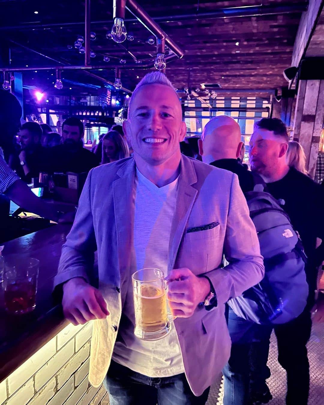 ジョルジュ・サンピエールのインスタグラム：「I’m trying to blend in. 🏴󠁧󠁢󠁥󠁮󠁧󠁿🍺」