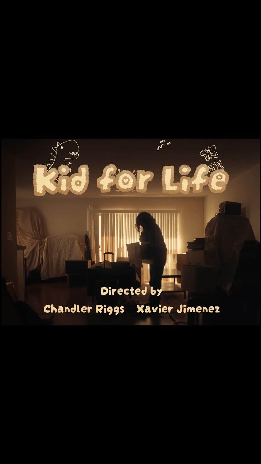 チャンドラー・リッグスのインスタグラム：「today is a HUGE day… my first project as a director is out now!!  KID FOR LIFE by @martathemartian (full music video)  shot, produced & edited by myself & @xavierjimenez1  featuring performances by @martathemartian & @avi_julia  with assistance from @jackie.kay.iii & @danstadnicki title graphics by @missy_mod  ____________  last year my roommate @xavierjimenez1 & i were tired of doing nothing but auditioning & had so many stories we wanted to tell. we realized that the only thing stopping us from just doing it was knowing that we had to commit 100% of our time and energy - so i decided to quit streaming & we formed a production company. since then we’ve been building out sets of high quality cameras, amazing lights, beautiful lenses (some being vintage lenses from the 40s and 50s, rehousing them ourselves to fit modern cameras) & other awesome film equipment *and* learning how to edit, color grade & sound engineer to make an all-encompassing production company that does pre-production, production, & post production without renting gear. we’ve played just about every film crew role on our projects so far (to the point where on our upcoming short film i was running sound while operating our b-cam while pulling focus while also directing) & it’s been such a fulfilling learning experience.  since my exit from the walking dead over 5 years ago i keep hearing the question “so what are you doing now?”, and for the longest time all i could say is that i was auditioning for new stuff - and i wasn’t proud that i didn’t have a better answer. i was fortunate enough to do some amazing projects here & there over the years, but none of them lasted longer than a couple months.  now i do have an answer i’m proud of! i’m constantly creating my own projects and telling stories i want to tell, and i get to do it with some of my best friends. so being able to visually tell a story like this music video - wanting to be a kid again, when everything was easier, feels full circle to how i constantly felt when i was in that limbo-stage.  and don’t worry, i’m still acting. this is just another way for me to be able to create meaningful art that you can watch, feel for & relate to.  enjoy!」