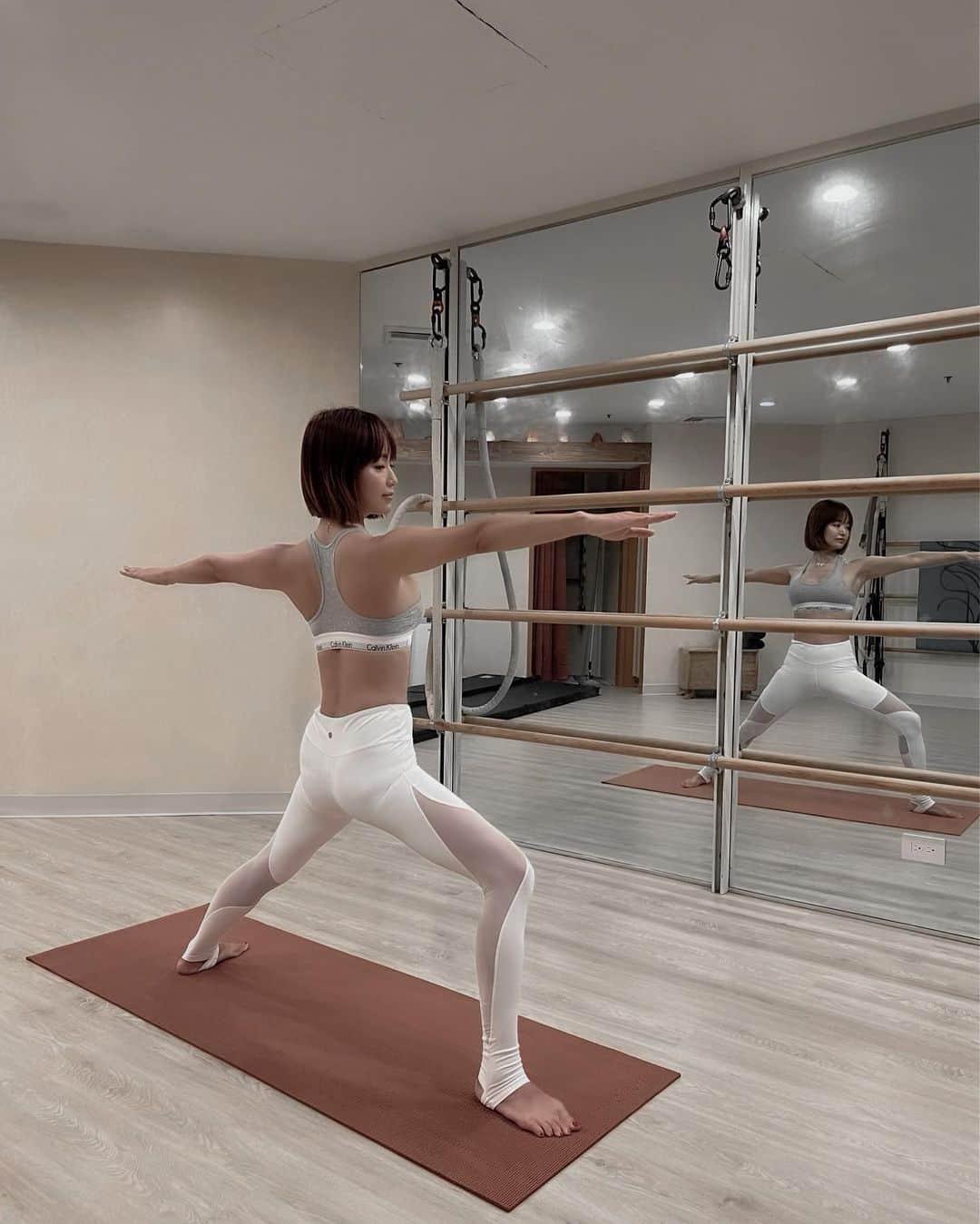 紺谷みえこのインスタグラム：「@yogawaikikistudio  朝ヨガへ。  ハイアットリージェンシーワイキキリゾート＆スパ ホテル(ダイヤモンドタワー2階）は、インドアヨガと毎日ビーチヨガがあります。 体の凝りがとれて、瞑想もできて スッキリしました🧘‍♀️  #yoga #workout  #model #fashion  #style #singlemoms  #sports #hawaii  #wikiki」