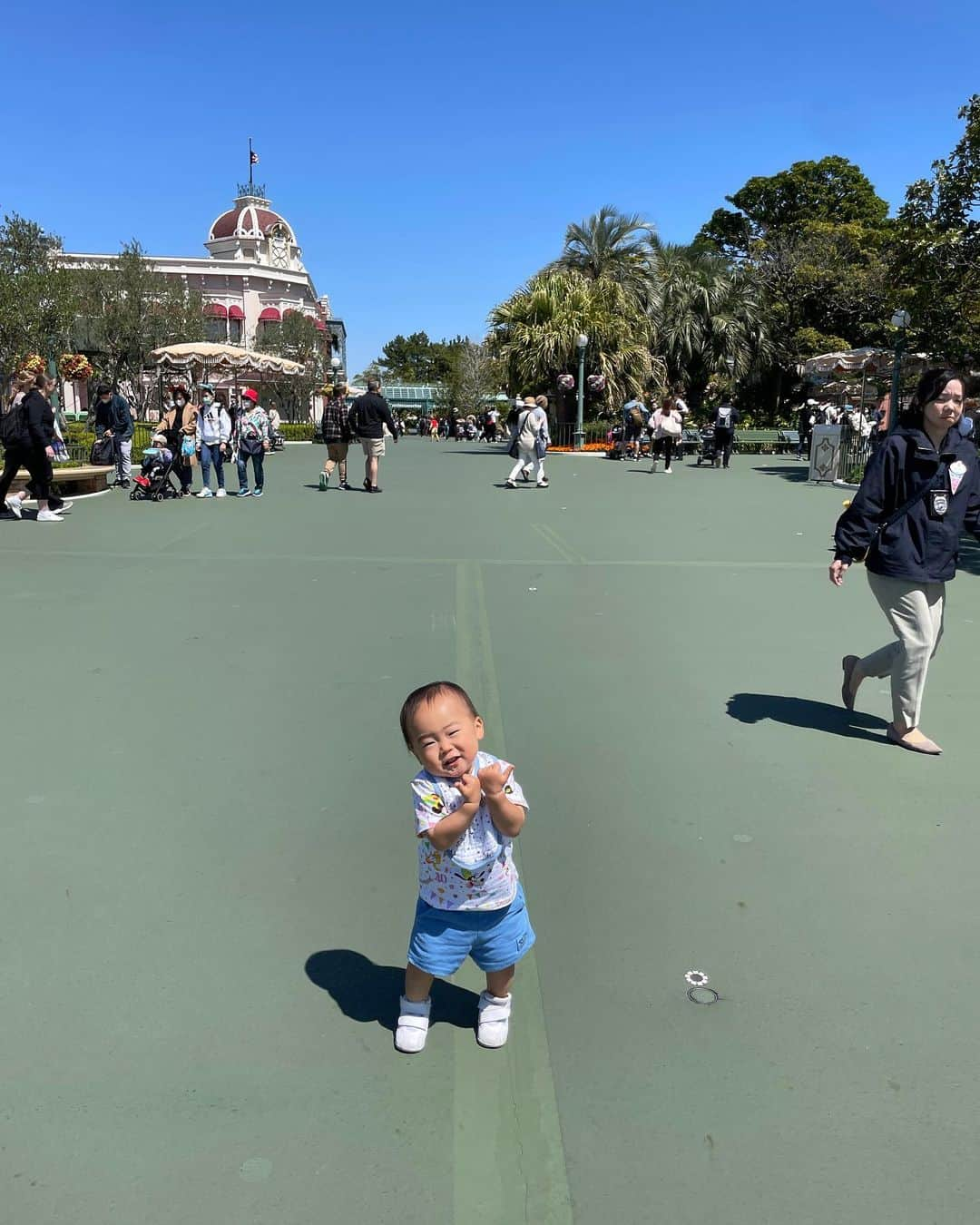 菊池沙都さんのインスタグラム写真 - (菊池沙都Instagram)「TDL🏰💙  YouTubeでパレード見て大興奮だったので、前日の夜にチケット取ってもらってランドへ💫  一番楽しみにしていたパレードでは寝てしまったけど🥹💭 （お昼寝調整問題🫠）  キャラクターをだんだん覚えてきて キャラクターみて大興奮したり ハイタッチできて嬉しそうだったなあ🥰💗  パレードもコロナ前のように戻ったり（やっぱり歌とダンスって素敵🥹👏✨） ジャンボリミッキーが当然広場で始まって、日頃の練習の成果を発揮して、みんなと踊れてハイタッチできたり🕺🎶 私が感無量でした😭👏❤️  マタスグイキタイネ。  #Wakuwakudays #tokyodisneyland#TDL#5回目 #ディズニーランド#ディズニー#子連れディズニー #1歳4ヶ月#16ヶ月#16monthsold #ジャンボリミッキー #ゲリラジャンボリミッキー」4月29日 8時36分 - satochin30