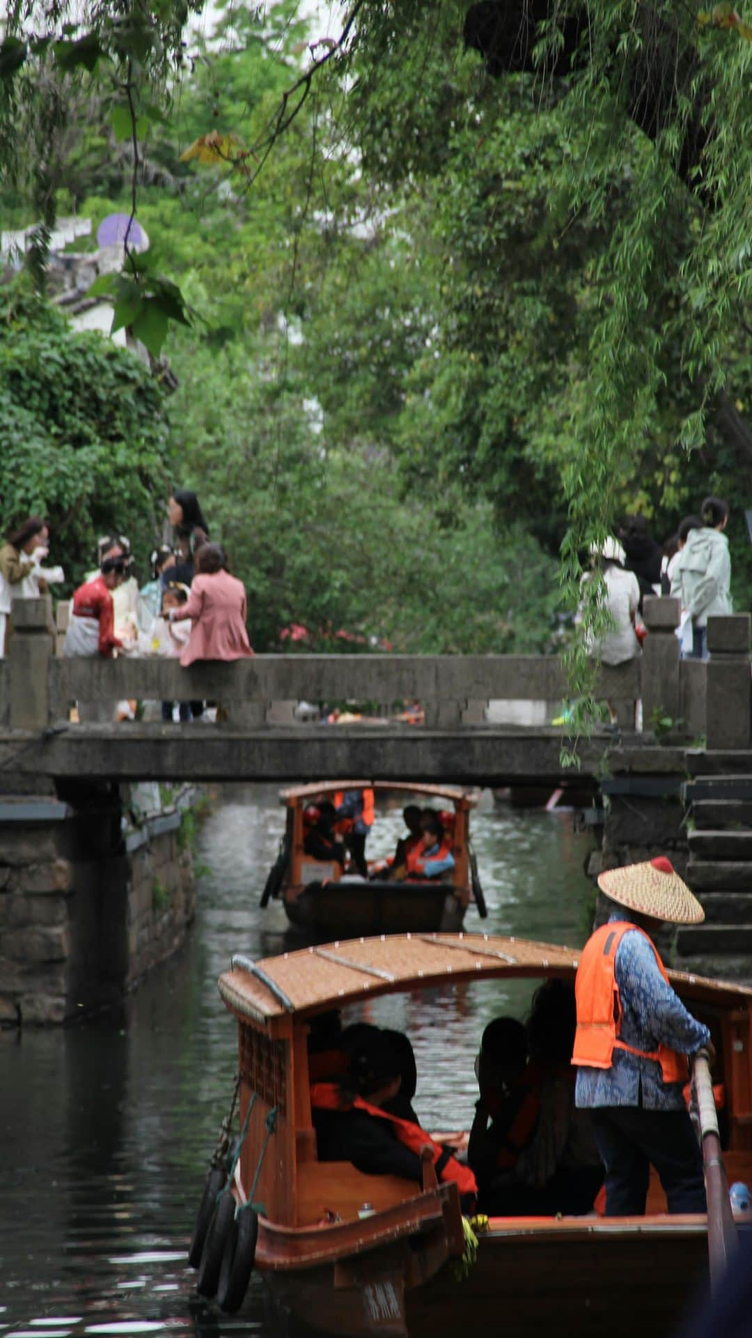 ルフのインスタグラム：「The first 7 days Chinese Labor Day holiday of the year has began today! It is also the first spring after the Chinese mainland lifted the lockdown of the epidemic. All the flight,train and boat tickets have been sold out. My best friend helps take care of the cats for a few days, I take my parents out of town for a few days, here is Nanjing, the ancient capital of 6 dynasties, this city has a history of more than 2500 years! welcome to China when you have chance! - - #holiday #nanjingchina #travel #history #historycity」