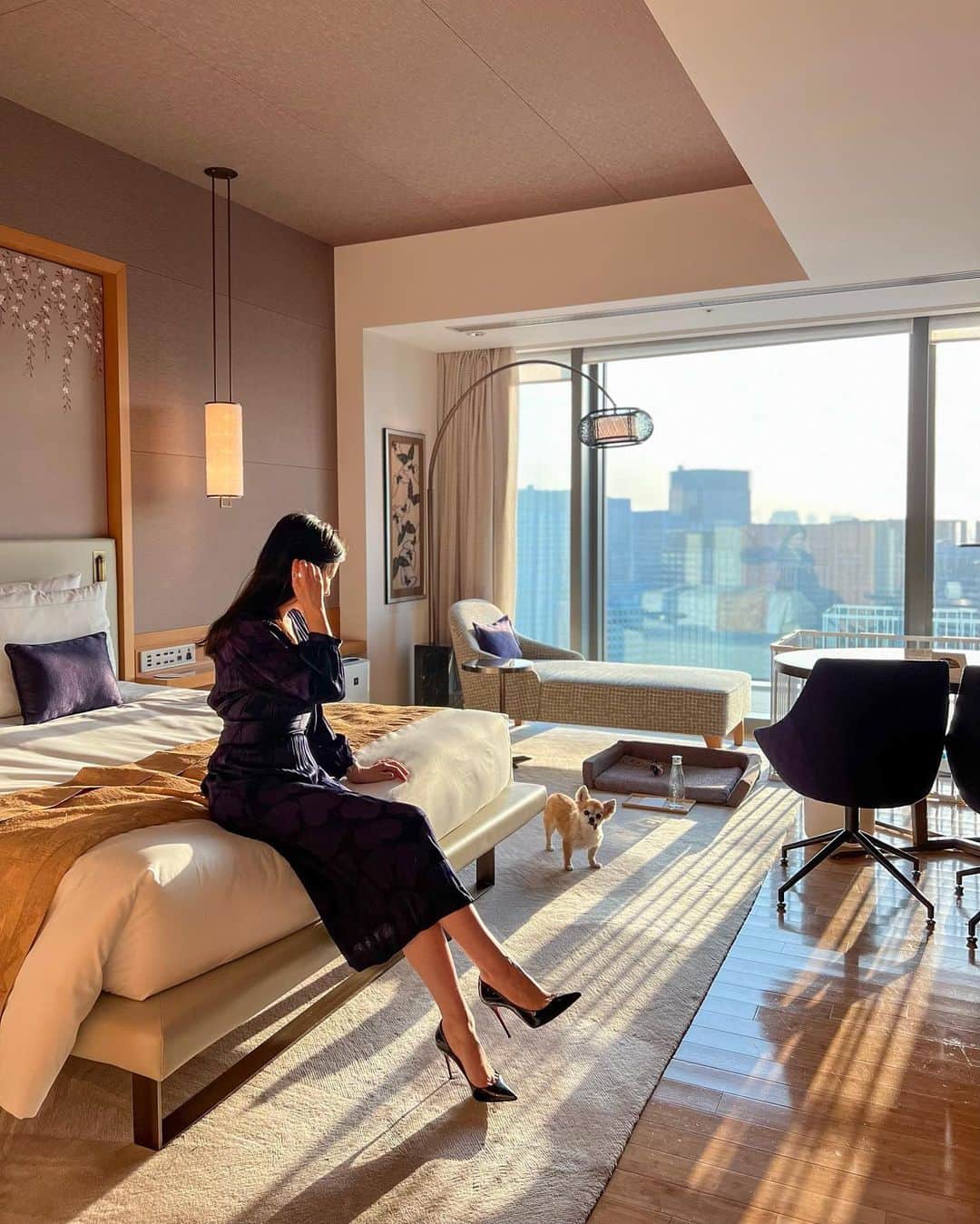 高倉絵理さんのインスタグラム写真 - (高倉絵理Instagram)「バイロンとお泊り♡ 『マンダリン オリエンタル 東京』へ。  この日はバイロンの調子が良くて いつも通り、楽しそうにお部屋チェック！ 可愛いベッドもありました。  わんこOKになる前に何度か宿泊したことがありましたが、2021年秋からわんこがOKに！ バイロンと一緒に宿泊できるのが嬉しい！  📍 マンダリン オリエンタル 東京 東京都中央区日本橋室町2-1-1 @mo_tokyo   #mandarinorientaltokyo #motokyo #mandarionoriental #ImAfan #worldoffans #マンダリンオリエンタル東京 #東京ホテル #タビジョ #ホテル好き #FansOfMO #tokyohotel #三越前 #日本橋 #東京ホテル #わんことお泊まり #わんことお出かけ #わんこok #ペット可ホテル #犬同伴可 #シニア犬との暮らし」4月29日 8時39分 - eri_t28