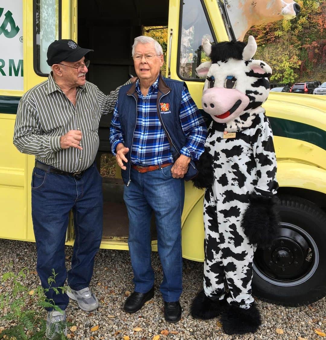 クリス・ウェビーのインスタグラム：「RIP to Stew Leonard, a Norwalk Connecticut legend and very dear friend of my Poppy’s for damn near a century (that first pic was taken a few years ago after they hadn’t seen each other for mad long) ❤️🙏🏻🐮🕸」
