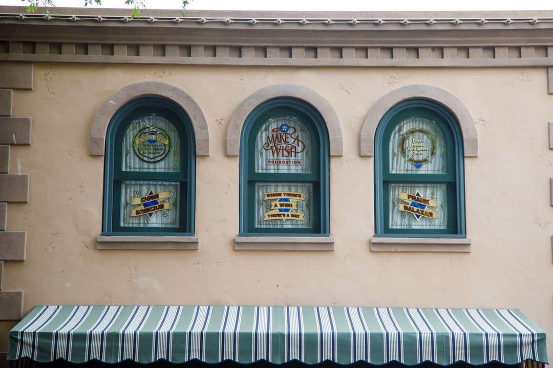 Disneyさんのインスタグラム写真 - (DisneyInstagram)「Celebrating #WorldWishDay and 40+ years of granting wishes with @MakeAWishAmerica by dedicating three windows on Main Street, U.S.A. at @Disneyland Park to Make-A-Wish. 🌟 Learn more about this special dedication on the Disney Parks Blog. (Link in bio.) #DisneyWishes」4月29日 8時42分 - disney
