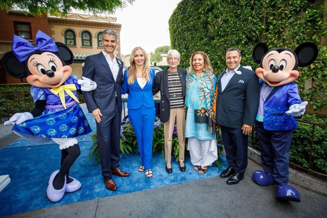 Disneyさんのインスタグラム写真 - (DisneyInstagram)「Celebrating #WorldWishDay and 40+ years of granting wishes with @MakeAWishAmerica by dedicating three windows on Main Street, U.S.A. at @Disneyland Park to Make-A-Wish. 🌟 Learn more about this special dedication on the Disney Parks Blog. (Link in bio.) #DisneyWishes」4月29日 8時42分 - disney