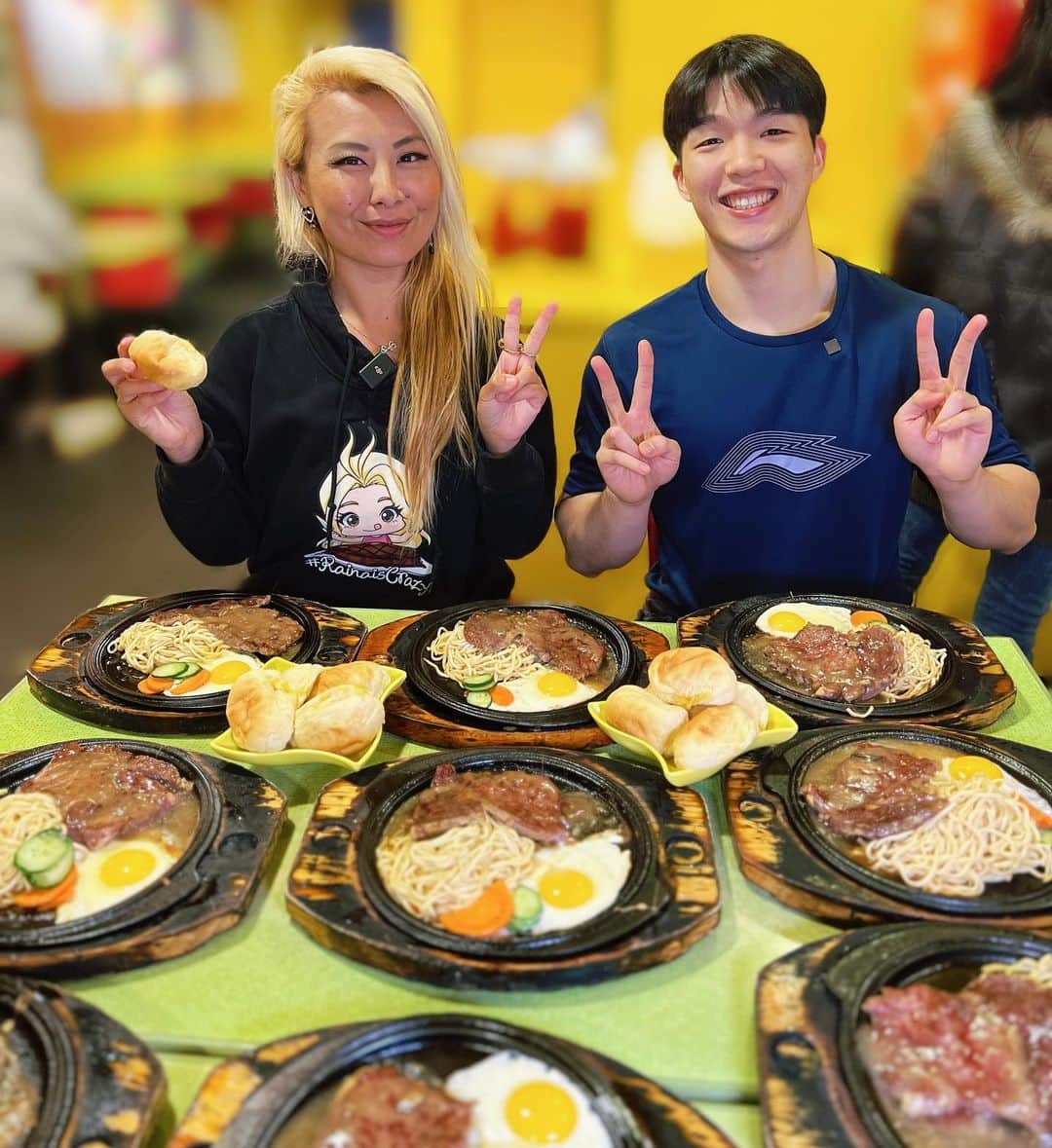 ライナ・ホワンさんのインスタグラム写真 - (ライナ・ホワンInstagram)「Did a steak 🥩 challenge with @martinispig in Taiwan 😍😍   How many plates do you think we can eat?! Check out the video here —> https://youtu.be/hfKvI2qdR4o」4月29日 8時43分 - rainaiscrazy