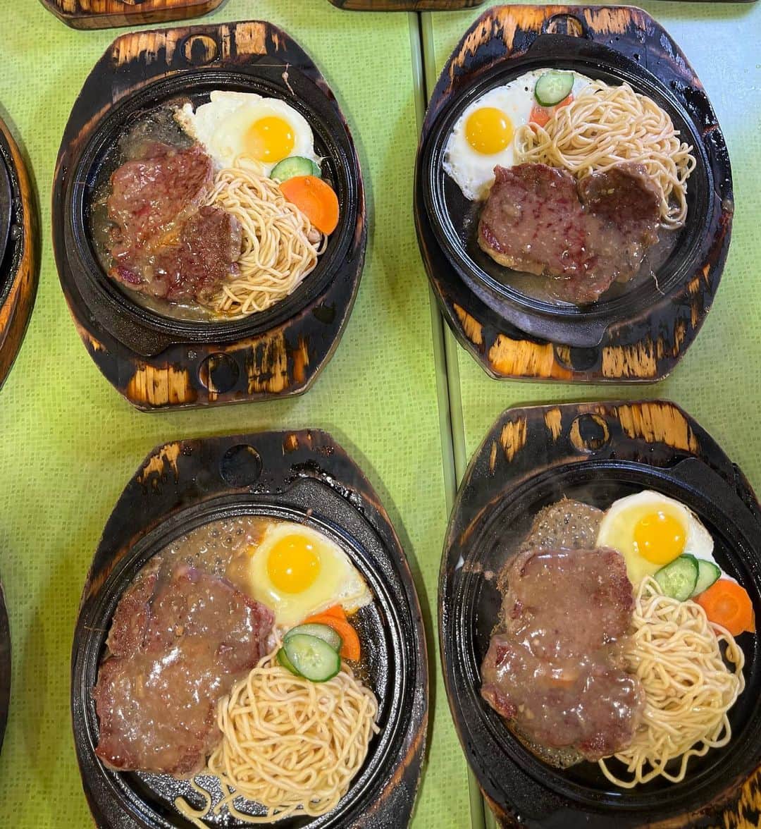 ライナ・ホワンさんのインスタグラム写真 - (ライナ・ホワンInstagram)「Did a steak 🥩 challenge with @martinispig in Taiwan 😍😍   How many plates do you think we can eat?! Check out the video here —> https://youtu.be/hfKvI2qdR4o」4月29日 8時43分 - rainaiscrazy