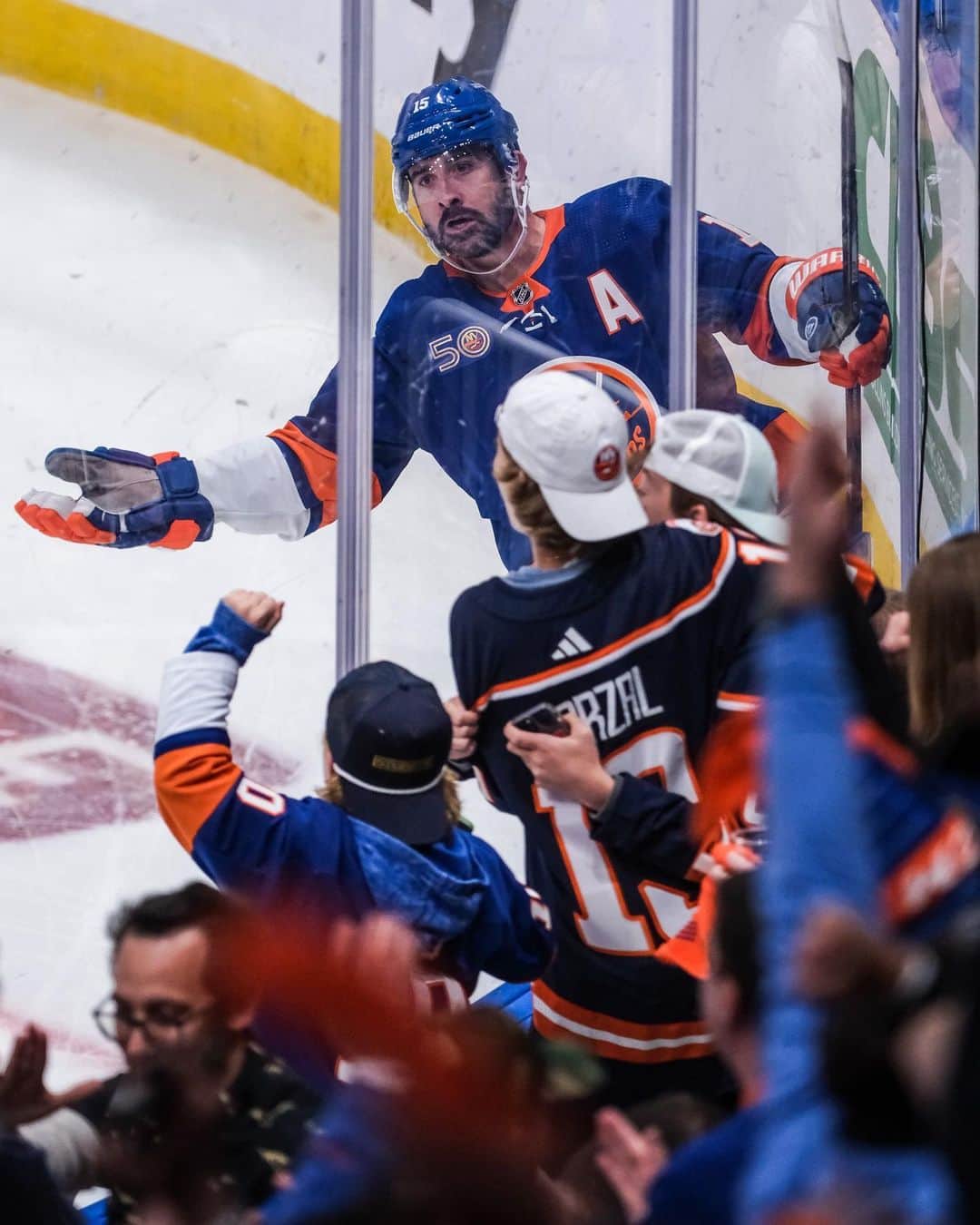 NHLさんのインスタグラム写真 - (NHLInstagram)「UBS IS ON ITS FEET! 🦞  Cal Clutterbuck opens the scoring in Game 6. Fun fact: the team with the first goal has won each game of this series so far... 🫢 Does the trend continue? #StanleyCup   🇺🇸: @nhlontnt #NHLonTNT 🇨🇦: @sportsnet」4月29日 8時43分 - nhl