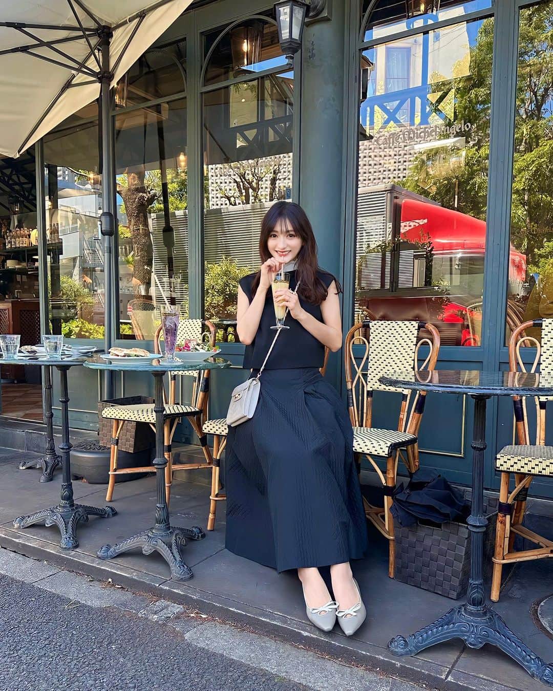 加藤瑠美のインスタグラム：「GWスタート👏🤍 皆は何をして過ごすのかな💭  お気に入りすぎるお洋服🖤🪽 首元のフリルは取り外せて他のお洋服にも使えそう🦢 スカートも凸凹のキルティングが可愛くて、着ているだけで幸せな気持ちになる〜🎶 最近のお出掛けは携帯、キーケース、リップしか持ち歩かないのでグレースのChainMiniBagが大活躍してます🐰 お靴も韓国でオーダーしたものが届いたので早速👡 お気に入りだらけのコーデでした🕊️  tops & skirt @jusglitty_official #jusglitty  bag @grace_continental.div #gracecontinental  shoes @majbazyli_official #majbazyli  📍 カフェ・ミケランジェロ @cafe_michelangelo  東京都渋谷区猿楽町29-3 03-3770-9517  #coordinate#ootd#Japanese#japanesegirl#instafashion#rubi_fashion#東京ママ#오오티디#아웃핏#年子ママ#東京ママ#男の子ママ#女の子ママ#年子育児#年子兄妹#ママコーデ#ジャスグリッティー#グレースコンチネンタル」