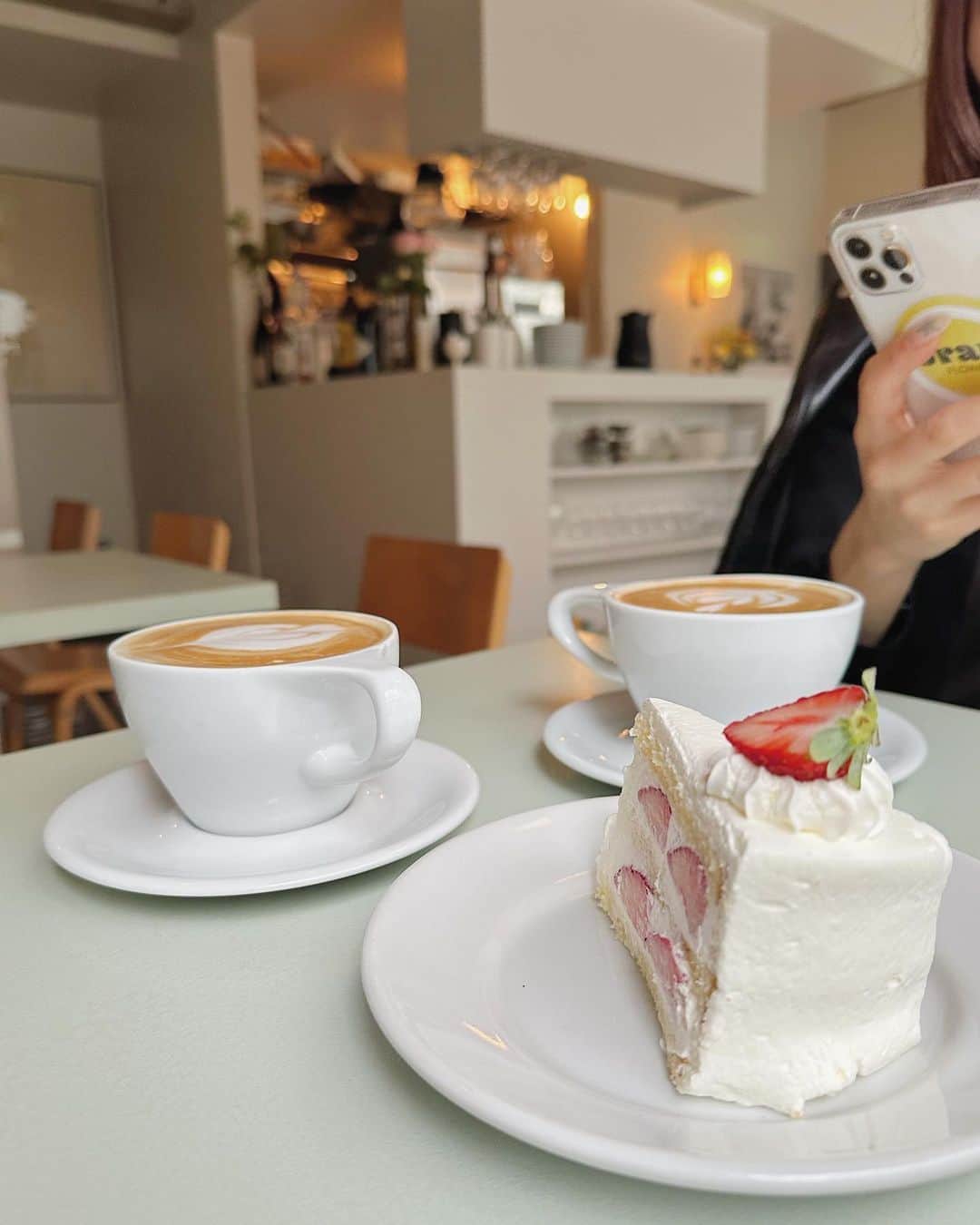 清原ゆきなさんのインスタグラム写真 - (清原ゆきなInstagram)「ショートケーキって食べかけまでかわいい🍰✨  cafe : @parlornoon_2f  tops : @limue_official」4月29日 8時51分 - yukina7.7