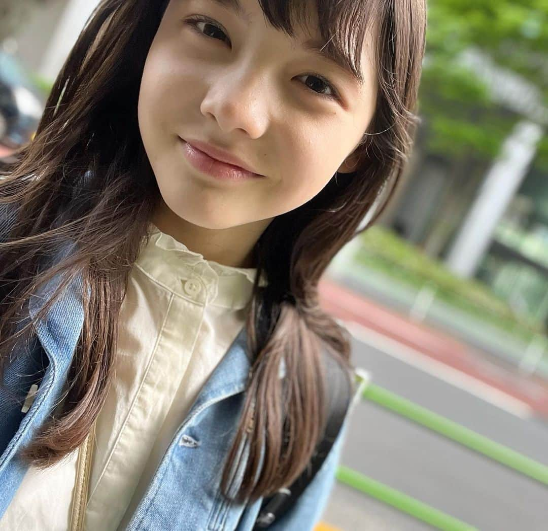 松尾そのまさんのインスタグラム写真 - (松尾そのまInstagram)「ナナメになったのもまたヨシ！ 後ろの赤いタクシーがなんかええ感じやし🚗  来週の天才てれびくんでは、 テーマソング『ネクタリン』のメイキング版が初公開されるみたい👏　楽しみー！  天才てれびくんは、 放送後一週間NHKプラスで みられるよ、見てねー👋  ではでは、 素敵な週末をー✨  #松尾そのま #12歳 #中学生 #avex  #エイベックス #子役 #キッズモデル #インスタキッズ #kidsmodel #instakids #ig_kids #天才てれびくん #天てれ #30周年 #nhk #eテレ　#てれび戦士 #見逃し配信 #nhkプラス #535 #じぶんらしく #笑顔 #がんばります #感謝」4月29日 8時52分 - sonopy526