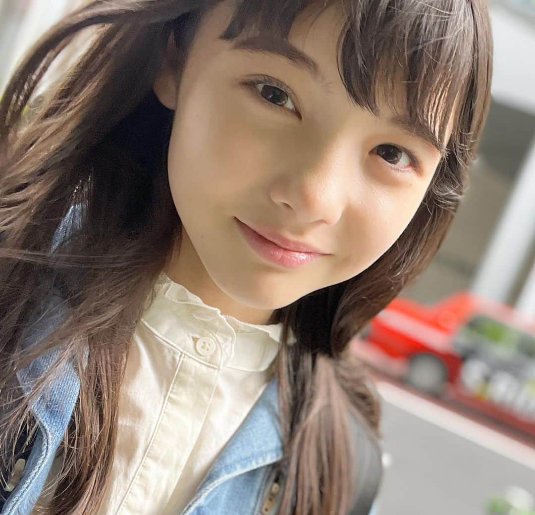 のインスタグラム：「ナナメになったのもまたヨシ！ 後ろの赤いタクシーがなんかええ感じやし🚗  来週の天才てれびくんでは、 テーマソング『ネクタリン』のメイキング版が初公開されるみたい👏　楽しみー！  天才てれびくんは、 放送後一週間NHKプラスで みられるよ、見てねー👋  ではでは、 素敵な週末をー✨  #松尾そのま #12歳 #中学生 #avex  #エイベックス #子役 #キッズモデル #インスタキッズ #kidsmodel #instakids #ig_kids #天才てれびくん #天てれ #30周年 #nhk #eテレ　#てれび戦士 #見逃し配信 #nhkプラス #535 #じぶんらしく #笑顔 #がんばります #感謝」