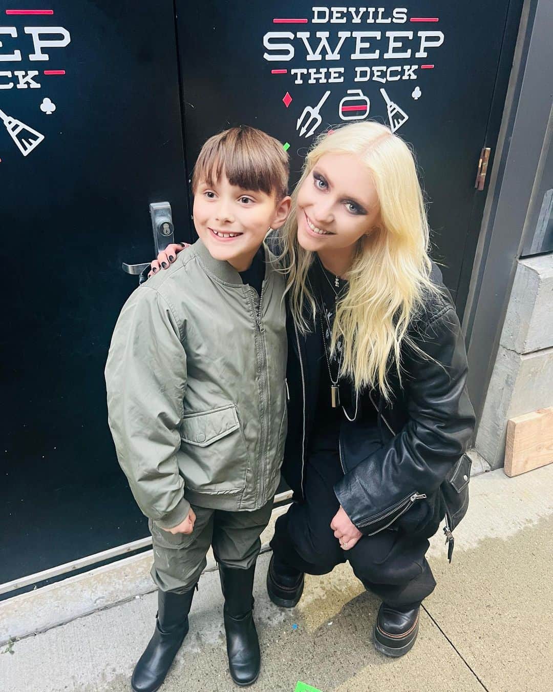 テイラー・モンセンのインスタグラム：「Hangin with the other Ben… @breakingbenjamin @benjaminburnleybb @105.5wdha #RocktheRock」