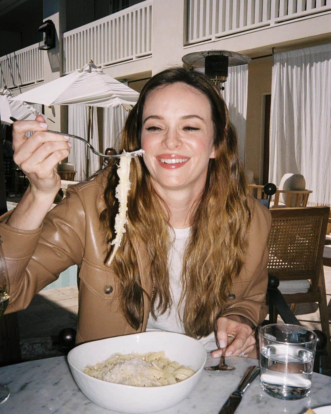 ダニエル・パナベイカーのインスタグラム：「Why is film always better? 🎞️ Happy Friday friends!」