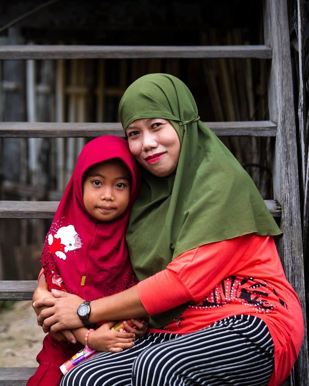 unicefのインスタグラム：「Megaphone in hand, Nurse Irwan has a message to caregivers in Kerayaan, Indonesia: Immunize your children today.  “It is our dream that all children on Kerayaan Island can have the right to live a healthy life, free from illness, disability and death from diseases that can be prevented through immunization,” said Irwan.  Thanks to his and his team’s efforts, over 73% of the children on the island have been fully immunized against diseases like measles and rubella.  Together, we can #BuildBackImmunity.  © UNICEF/Clark」