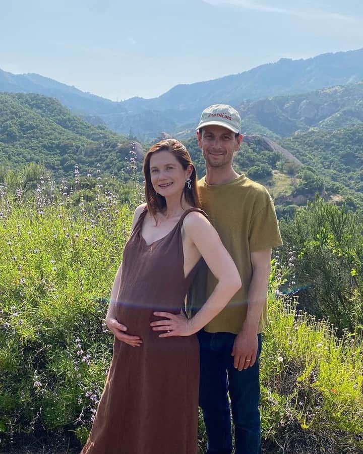 E! Onlineさんのインスタグラム写真 - (E! OnlineInstagram)「Yer gonna be a mother, Ginny! 🪄 #HarryPotter star Bonnie Wright is pregnant! 🍼 Her sweet announcement is at the link in bio. (📷: Instagram)」4月29日 9時01分 - enews