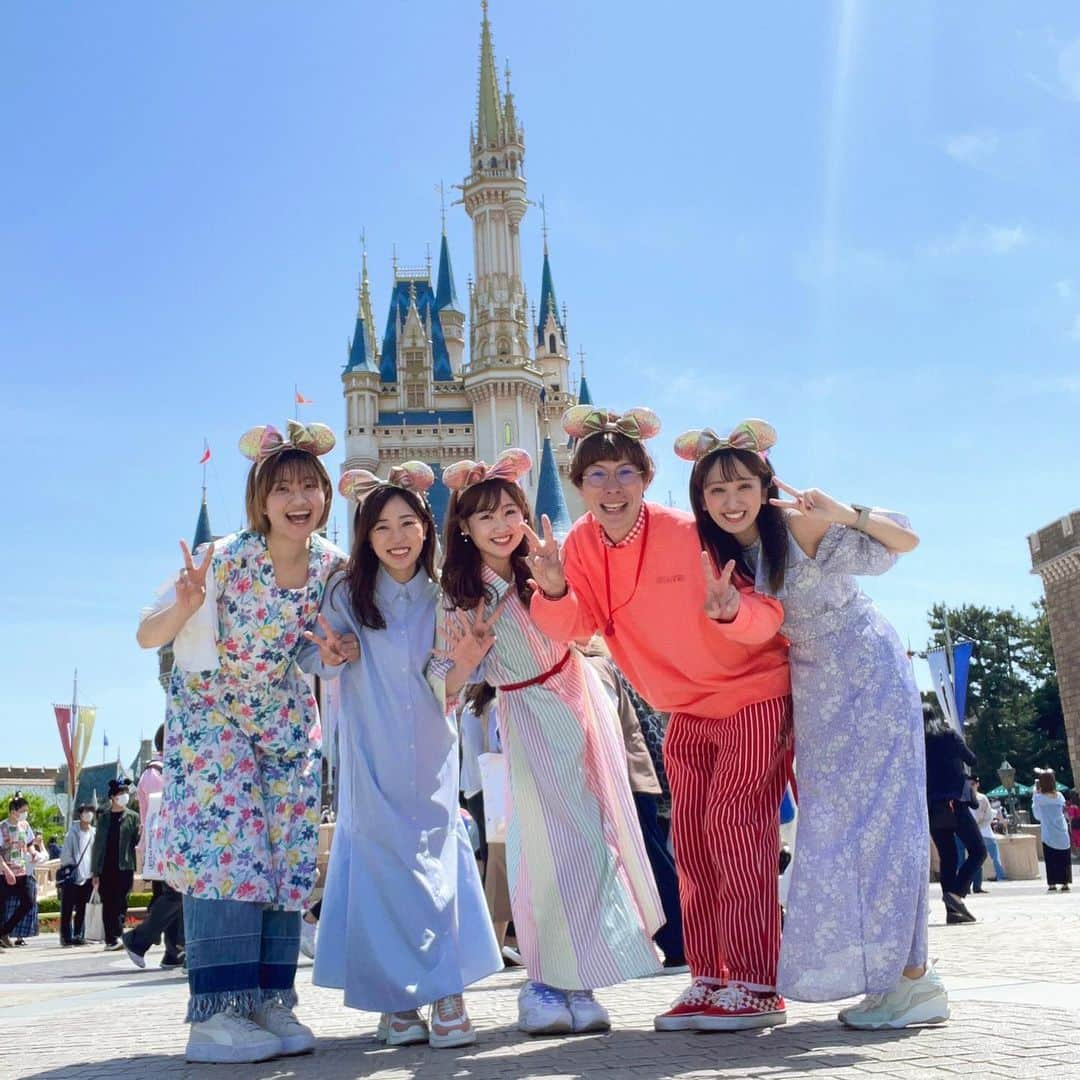 髙木萌香のインスタグラム：「👸🏼🏰  東京ディズニーリゾート40周年のお祝い🥂✨  色とりどりのガーランドで私たちも心がカラフルに🌈 ほぼ恋愛トークしかしてない私たち、、、笑  久々にこんなに笑って喋ってはしゃいだ！  @dressing.hiroshima @kumaki_moe  @bachofu1992 @manatakahashi_official   ありがとうありがとう♡ありがちょふ♡  #disney #disneyland #disneyresort #ディズニー #ディズニーコーデ」