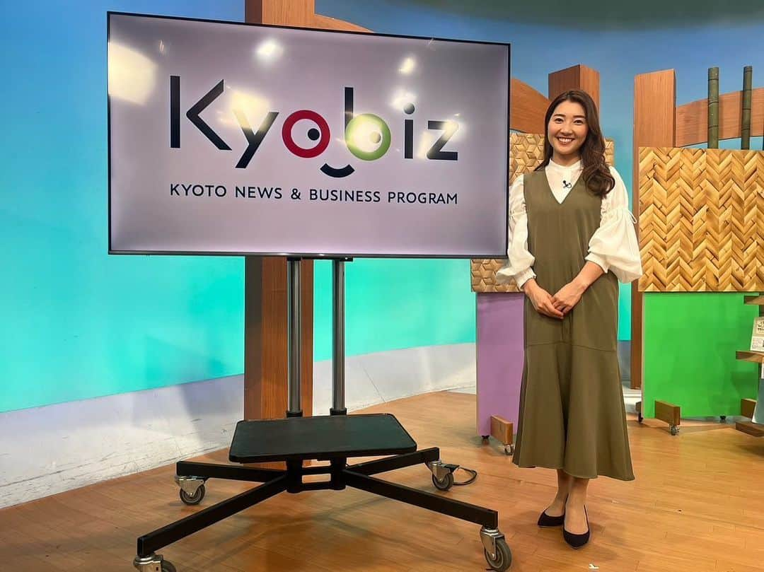 市川いずみのインスタグラム：「. . 4/28(金) KBS京都さんのKyobiz ありがとうございました!  . . タイガースの中継後のOAで 楽屋でどっぷり見入っていました🐯 . . 大竹投手の3勝目で 番組も気持ちよくstart👌 . . 次回の出演はまたご案内します💁‍♀️ . . 【衣装】 one-piece👗 @vingtrois_official   tops👚 @forit_forit   stylist💄 @stylist_franc   . .  #kbs京都  #kyobiz  #竹内弘一 さん #海平和 ちゃん #市川いずみ  #フリーアナウンサー  #阪神タイガース  #🐯  #大竹耕太郎 投手 #早稲田大学野球部  #🧸」