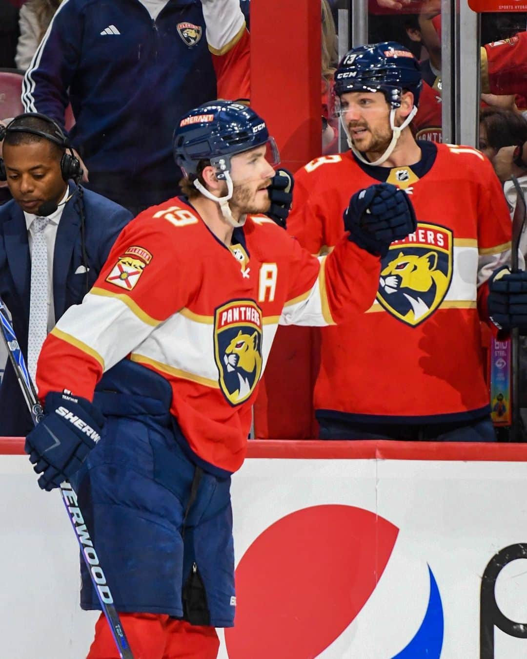 NHLさんのインスタグラム写真 - (NHLInstagram)「There's a reason his coach calls him a gamer. 😼  @matthew_tkachuk's 4th goal and 9th point of the series gives the @flapanthers a 2-1 lead heading into the second frame of a must-win Game 6. #StanleyCup   🇺🇸: @nhlontnt #NHLonTNT 🇨🇦: @sportsnet」4月29日 9時23分 - nhl