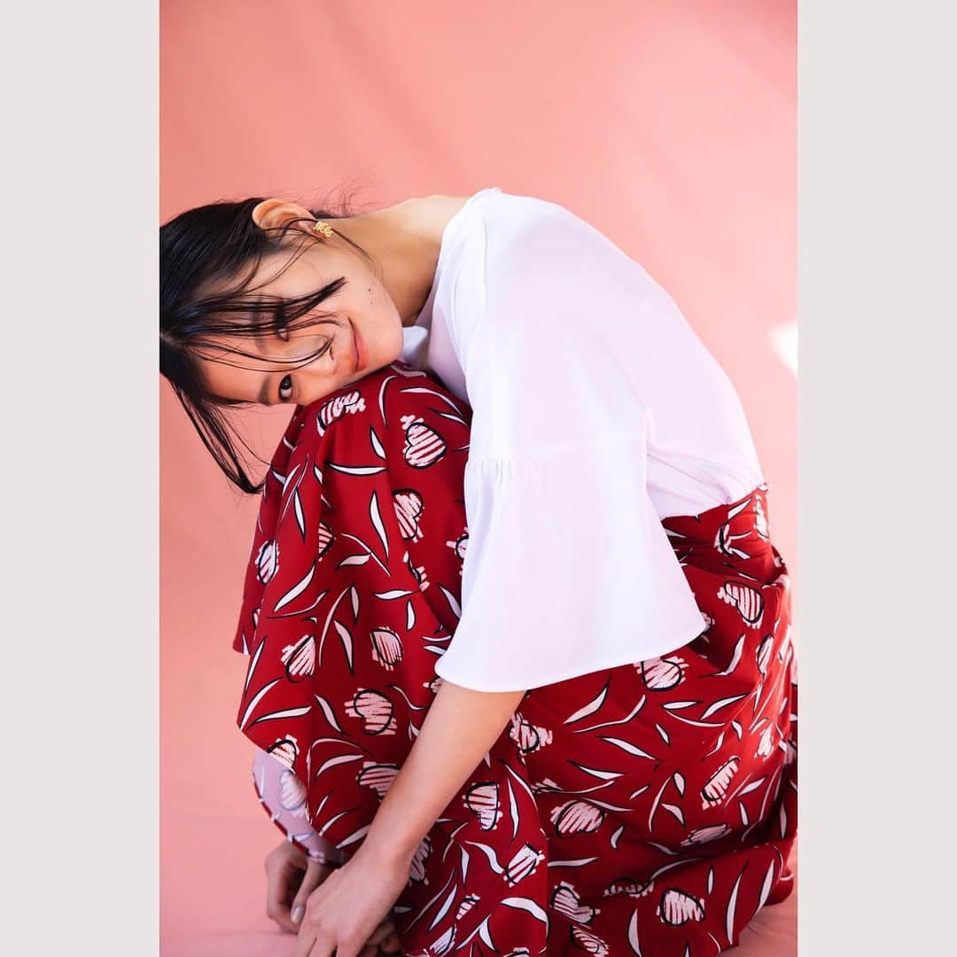 のインスタグラム：「2023 KUMIKYOKU  BLOUSE & T-SHIRT COLLECTION  Detail tops 袖のフレアが華やかな、一枚映えTシャツ。  シンプルボディにフレア袖が目を惹くデザインTシャツ。  だけど…それだけではないんです。 実は、素材も優秀なんです！  やさしい風合いと美しい光沢感、さわり心地の良さ、そして何より、汗ジミが目立ちにくい加工がされているんです。(！) 去年の夏は少しだけうまくいかずに見送りましたが今年こそは👏  いつもは汗ジミが気になって手を出さないカラーもぜひチャレンジされてはいかがでしょうか。  [Cut&Sew] ¥5,940-(税込)」