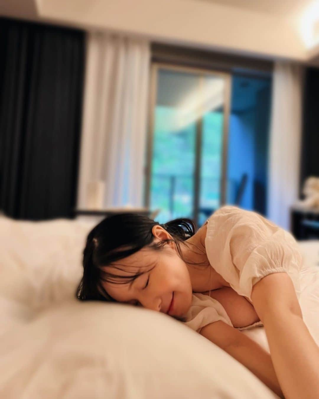 茜さやさんのインスタグラム写真 - (茜さやInstagram)「おはよう☀  #おはよう　#良い天気　#朝　#ベット #goodmorning #bed #japanesegirl」4月29日 9時19分 - saya.akane