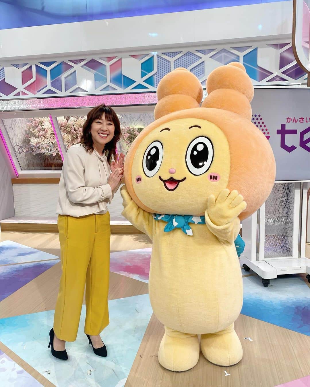 小西美穂のインスタグラム：「りろりろちゃんと対面❣️宇宙からきて、地球のいろんなものを見つけて、緑の風呂敷🟢に入れてるとのこと🚀そらジローともいつかお友達になってほしい。  #読売テレビ #りろりろ」