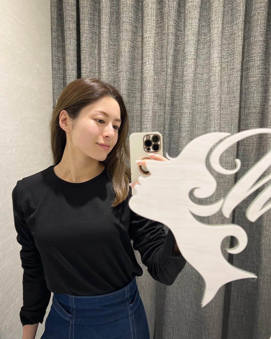 のインスタグラム：「. @myplacebeautyclinic で美肌パーフェクトコース受けてきたよ✨  毎月やってると効果のほどを忘れつつあったんですがw 2ヶ月空いたので今回やった時の感動がすごかった🥹 毛穴も引き締まってお肌ちゅるちゅるになった✨  やっぱり目標は月一くらいで継続させたい🙆‍♀️  最近乾燥がひどかったのでハイドラジェントルは頬周りは避けてもらったよ😌  お肌全体にハリツヤも出てしっかりトーンアップ❤️  美肌パーフェクトコース👇 ▫️エインというスチーマーで毛穴汚れを浮かし出す ▫️ハイドラジェントルで皮脂や毛穴汚れを吸引除去。 ▫️ジェネシスで毛穴の開きやハリツヤアップ ▫️トーニングでシミや全体のトーンアップ ▫️最後はデルマシオで美容成分を肌の奥まで導入（今回は美白タイプ）  @minamibiyogeka @dr.yu_yagi_dermatology  #マイプレイスビューティークリニック #マイプレイス #myplacebeautyclinic #美容外科 #美容皮膚科 #美容整形外科 #整形 #プチ整形 #形成外科専門医 #南亨介 #八木優 #大阪 #心斎橋 #美肌 #美肌パーフェクトコース #スキンケア #美肌ケア #レーザー治療 #美白ケア」