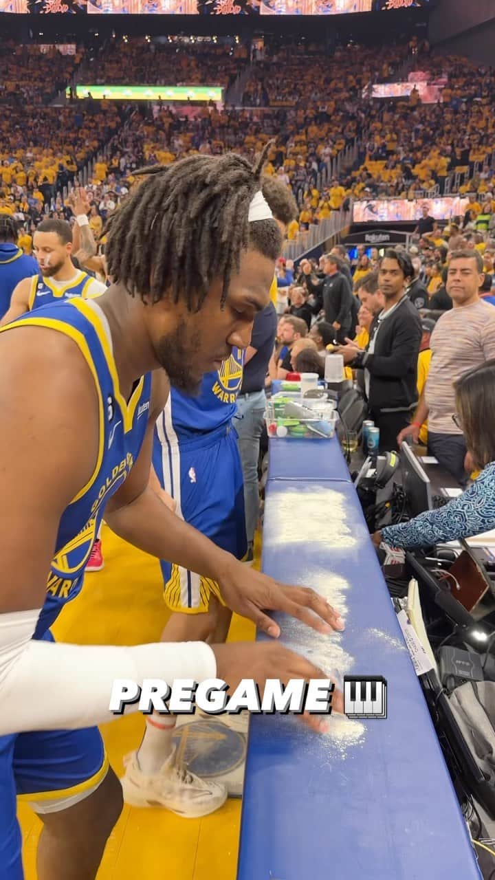 ゴールデンステート・ウォリアーズのインスタグラム：「The keys to success…pregame chalk piano for @looney! 🎹」