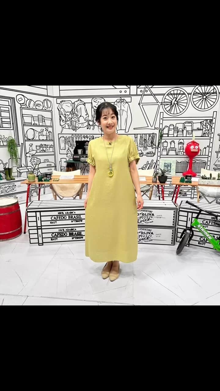 川島恵のインスタグラム：「4月22(土)の衣装❤️素敵なライムグリーンのサックワンピース👗 ネックレスも同色で揃えていただきました✨ どようだよ^_^公式LINEでも衣装チェックしてくださいね！ 29日(土)の放送もお楽しみに♪ ・ #つづくさんのどようだよ #どようだよ #衣装 #番組衣装 #アナウンサー衣装 #ワンピース #ネックレス #ワンピースコーデ」
