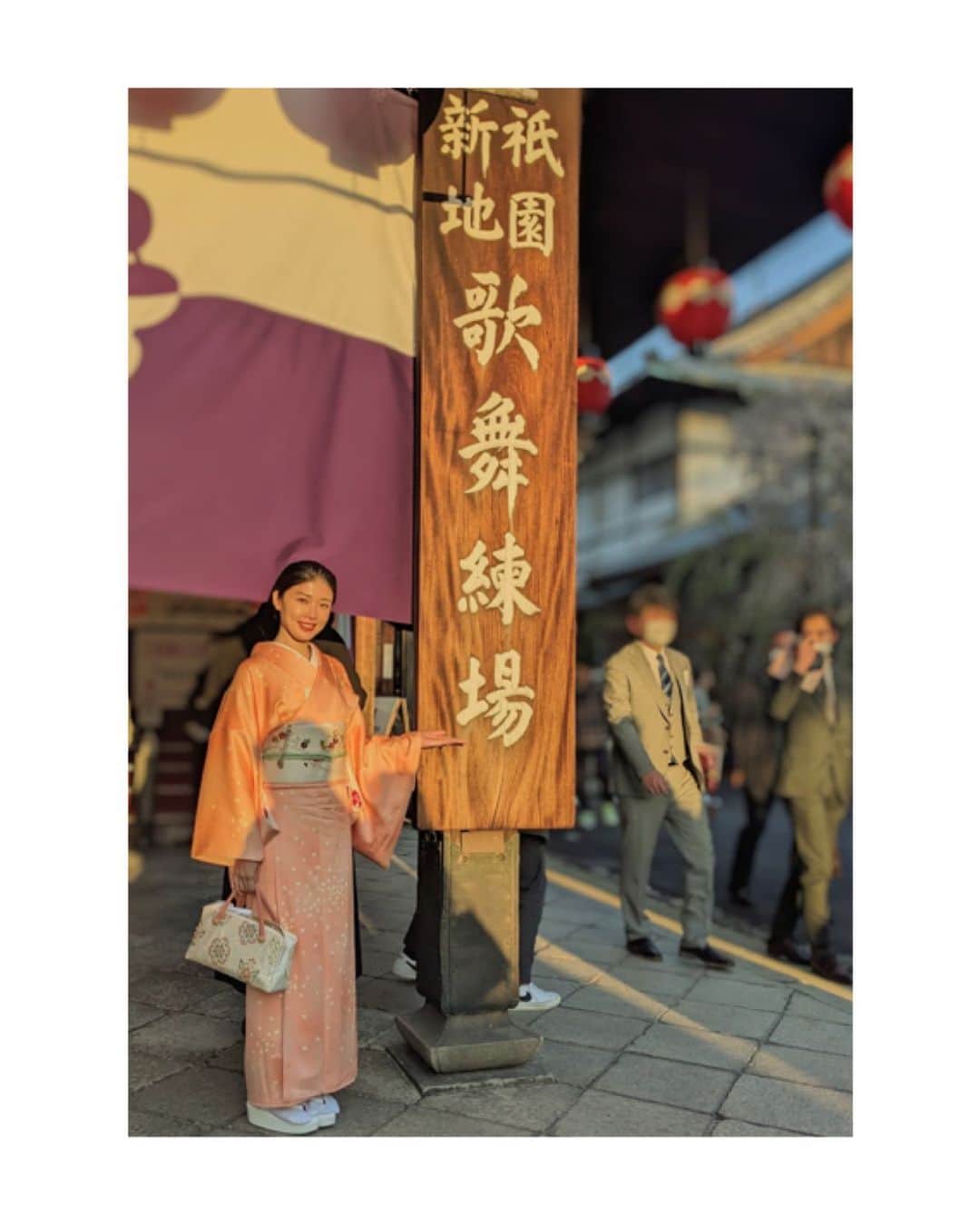 のインスタグラム：「都をどりへ🌸 耐震改修工事を終えて、7年ぶりの本拠地・祇園甲部歌舞練場での公演です。 念願の祇園甲部歌舞練場での都をどり公演 を芸舞妓さんも喜ばれているようでした。  とても賑わっておりまして、海外からのお客様がだいぶ増えたように感じました。  明日は遂に千穐楽ですね。 祇園甲部の皆さまがご無事に千穐楽をお迎え出来ますように🌸 #都をどり #令和の大改修 #祇園甲部歌舞練場 #都をどり2023  #都をどりはよーいやさー  #miyakoodori #kyoto #gionkoubu #gionkoubukaburenjyo  #kyototradition」