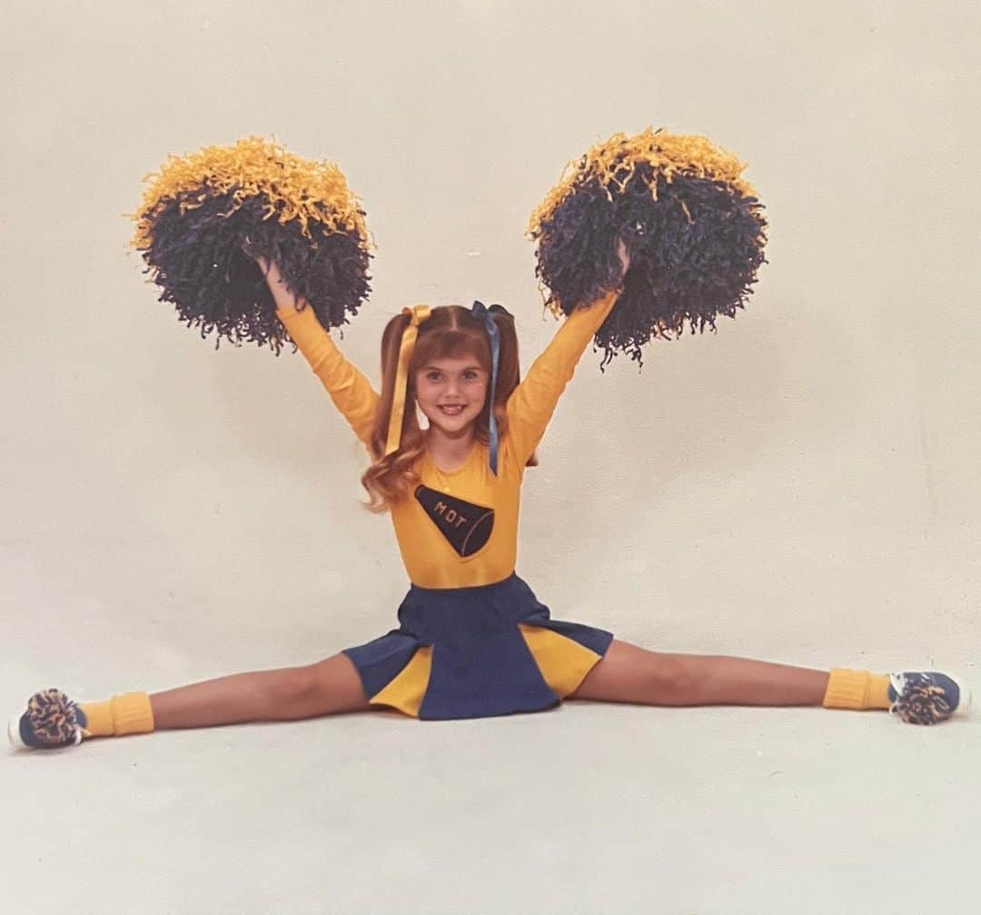 ティファニー・ティーセンのインスタグラム：「#fbf I cheered then and I still cheer now #kidsports」