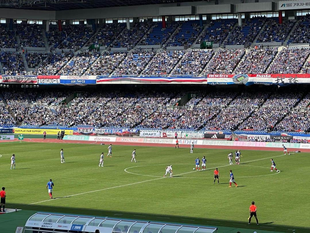 濱田隼のインスタグラム：「今日は、日産スタジアムで #名古屋グランパス の取材。  「２位 名古屋 VS ３位 横浜」 負けられない上位対決です。 横浜に集まったサポーターの皆さんと共に、現地で全力応援中！！  そして！続く上位対決。 来週水曜日 午後2時55分〜は #名古屋グランパス VS #ヴィッセル神戸  の試合をメ～テレで生中継します。  まずは、今日の一戦！ いこうぜ、名古屋グランパス！！  #jリーグ」