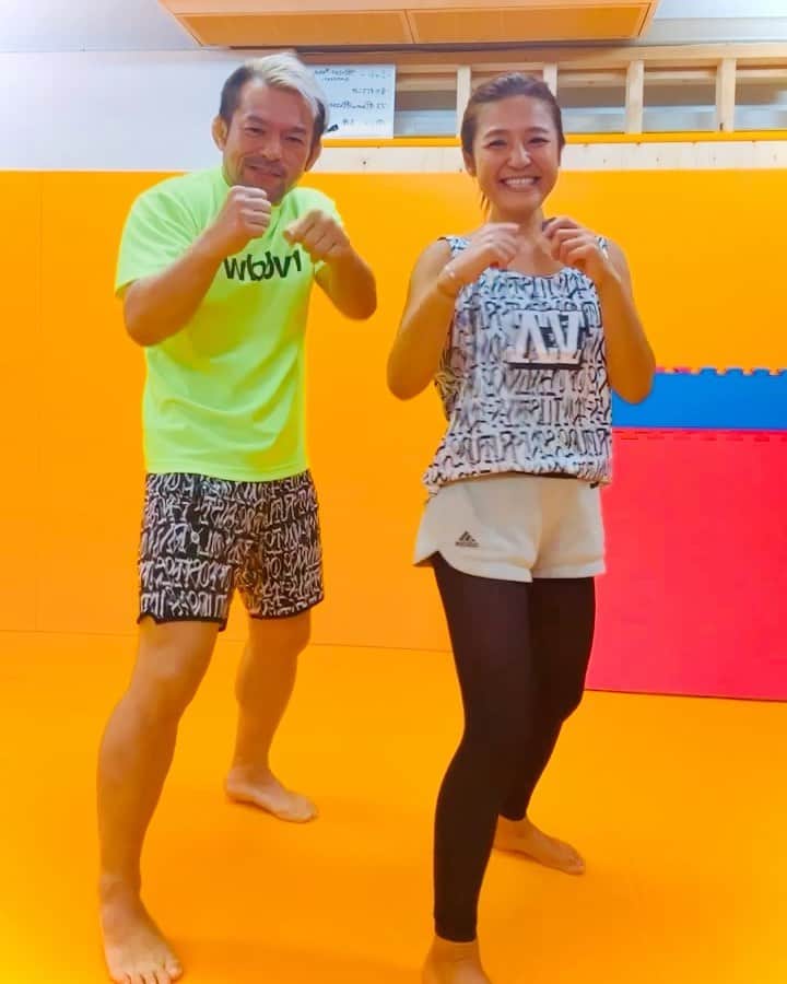 なーみのインスタグラム：「🥊 @tetsuya_iwamatsu_fusano  てっちゃんとこ〜👧🏻🧒🏽💓 バブも行きたい！って言うから一緒にペアトレ♡ めっちゃ楽しんでたあああ🤭 こんなに人を蹴ったの初めてぇー😍って目をキラキラさせてたよ✨  親子でキックボクシング、めっちゃいい‼️イイよ‼️ てっちゃん口が上手いから終始笑っぱなしだし、ストレス発散感も最高🥊 すっごいイイ時間だ！ また行きたい👧🏻って言ってたし目覚めちゃったりしてぇ〜🤭🥊  てっちゃんありがと〜🫶🏽  #キックボクシング#ペアトレ#親子トレーニング#水道橋 #このマッサージ機すごい。 #即ポチ」