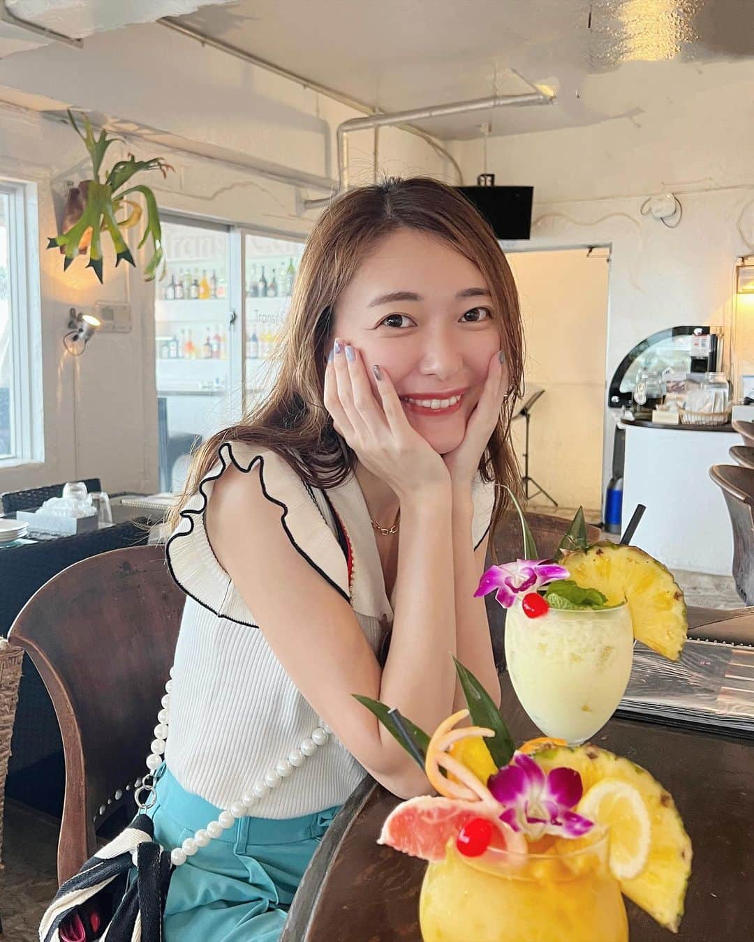 菊池かなこさんのインスタグラム写真 - (菊池かなこInstagram)「北谷砂辺の元祖映えカフェ💚🧡  📍Transit cafe @transitcafe_chatan ☕️  openした18年前に偶然来てからずっと通ってる🥹  トロピカルカクテルが本格的なのにリーズナブルで大好き🫶  いっつもマイタイとチチ飲んでます🍹✨✨  普段は外国人の方たくさんで 異国情緒溢れまくりでワクワクするお店🇺🇸🍟🗽  テラス席が防波堤眺められておすすめ💗  サーフィンのメッカなので、 波乗りするサーファーさんを眺めながら🏄  大雨で髪がボサボサ🦱  #canana_okinawa 🐠  *.:･.｡**.:･.｡**.:･.｡**.:･.｡**.:･.｡** #transitcafe#トランジットカフェ #北谷カフェ#砂辺カフェ#沖縄カフェ #北谷砂辺#北谷グルメ#北谷ランチ」4月29日 14時59分 - canana_kanako