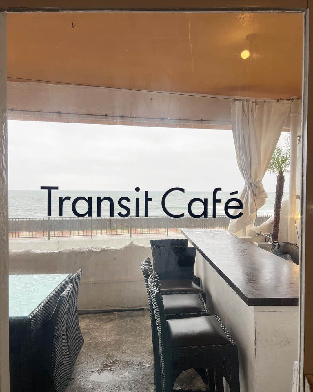 菊池かなこさんのインスタグラム写真 - (菊池かなこInstagram)「北谷砂辺の元祖映えカフェ💚🧡  📍Transit cafe @transitcafe_chatan ☕️  openした18年前に偶然来てからずっと通ってる🥹  トロピカルカクテルが本格的なのにリーズナブルで大好き🫶  いっつもマイタイとチチ飲んでます🍹✨✨  普段は外国人の方たくさんで 異国情緒溢れまくりでワクワクするお店🇺🇸🍟🗽  テラス席が防波堤眺められておすすめ💗  サーフィンのメッカなので、 波乗りするサーファーさんを眺めながら🏄  大雨で髪がボサボサ🦱  #canana_okinawa 🐠  *.:･.｡**.:･.｡**.:･.｡**.:･.｡**.:･.｡** #transitcafe#トランジットカフェ #北谷カフェ#砂辺カフェ#沖縄カフェ #北谷砂辺#北谷グルメ#北谷ランチ」4月29日 14時59分 - canana_kanako