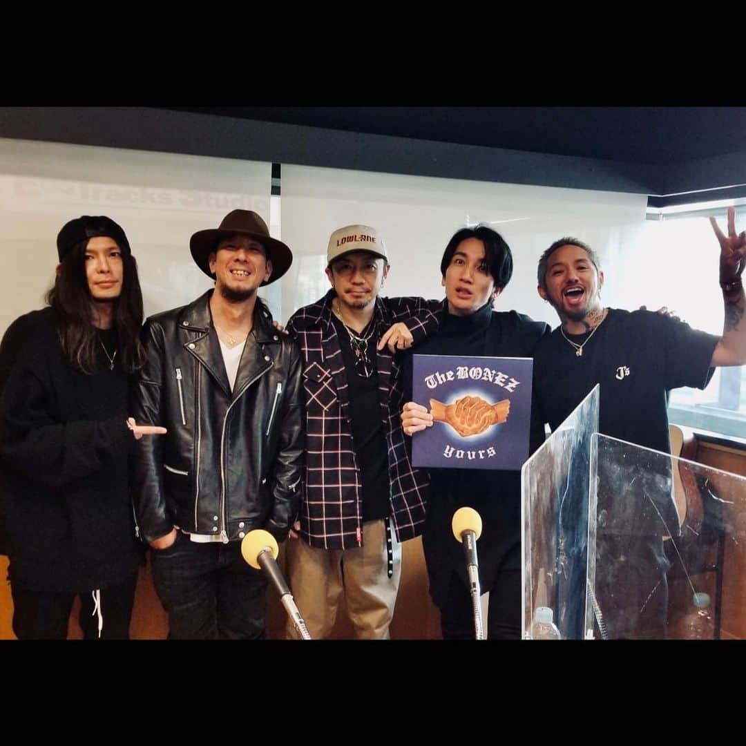 桜井雅斗さんのインスタグラム写真 - (桜井雅斗Instagram)「We Are The BONEZ🔥  昨日オンエアのFM大阪、SMASH(ING)FRIDAYではThe BONEZからメンバー全員生ゲスト出演！！  初めての事だったそうで、名誉です。  めちゃくちゃ盛り上がったので是非タイムフリーしてください。 僕のギャグ、めちゃくちゃ使ってくれてます。  @the____bonez   #fm大阪 #thebonez #スマフラ」4月29日 15時03分 - mst44