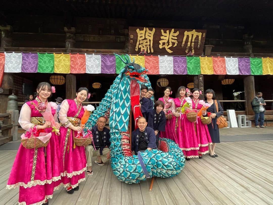 奈良 長谷寺 / nara hasederaのインスタグラム：「#ぼたん献花会 を終え、大役を果たした#馬頭夫人 と#龍  「帰命頂礼大慈大悲日本応化長谷寺の観自在尊、願わくは私のねんごろな志を納受したまえ」と牡丹を献花いたしました。 龍は#室生青龍会 の龍、龍穴より出たる龍です。  #長谷寺 #奈良長谷寺 #総本山長谷寺 #真言宗豊山派 #花の御寺 #奈良 #hasedera #hasederatemple #temple #japan #japanesetraditional #pilgrimage #nara #tourism #sightseeing #japanesetemple #西国三十三所 #霊場 #巡礼 #四寺巡礼 #長谷寺が好き #日本遺産 #観音さんさんサイコク巡礼 #千年巡礼」