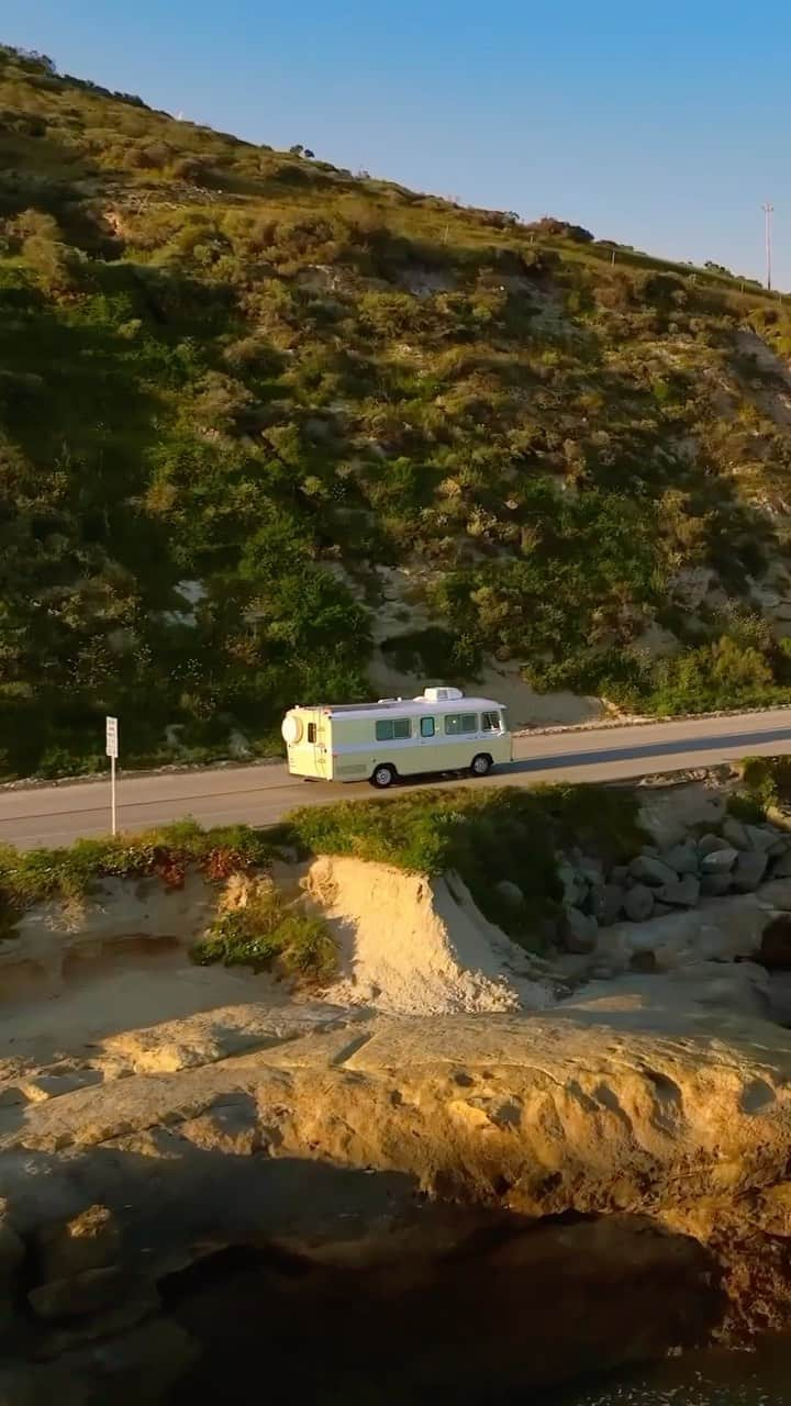 ジョシュ・デュアメルのインスタグラム：「Let’s be clear. I will always and forever be a Vikings fan, but I gotta say the Rams are a solid 2nd. Had so much fun with the Rams family making this spot. What an opportunity. Enjoy!!」