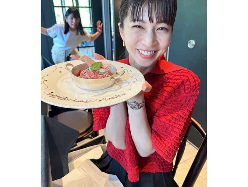 安田美沙子さんのインスタグラム写真 - (安田美沙子Instagram)「ママ友とランチの約束をしたら。。。  仲良しのママ達がサプライズバースデー🎂をしてくれました😭✨  はんなの体調が悪く、落ち込んでいたので。。大好きなみんなが集まってくれて、元気をもらった✨  子育ては、色んな事があるけれど、息子のお陰で出逢いを貰って、支えられてます☺️  仲間たちありがとう♥️♥️♥️  #mama #thanks #love #birthday #surprise #pink #white #red」4月29日 9時49分 - yasuda_misako