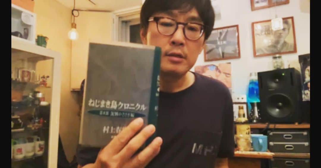 浅田信一のインスタグラム：「Welcome to My Room Vol,4  昨夜の配信ライブにお付き合いいただいた皆さん深夜までありがとうございました。怒涛の3時間（笑）歌もほどほどに、始終しゃべっていた気がします...。まあこれはこれでプライベートな感じで、たまにはいいんじゃなかろうかと勝手に思っていますが。どうか笑ってお許しください。  録画は2週間観られるようにしてあります。ちょっとした息抜きにでもご覧いただければ幸いです。村上春樹マイベスト5とかあれとかこれとか。  それでは素敵なGWをお過ごしください。皆さんが笑顔で過ごせられますように。」