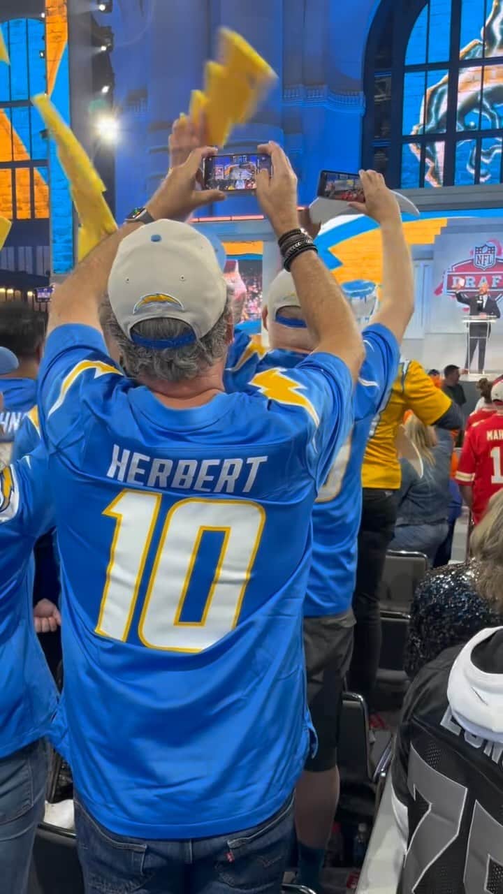 のインスタグラム：「We owe it to the fans 🙌🤩👏 #NFLDraft」