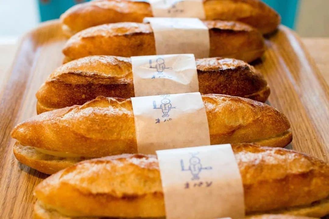 笹塚駅のパン屋さん オパンさんのインスタグラム写真 - (笹塚駅のパン屋さん オパンInstagram)「🖋... [2023.04.29]  おはようございます #オパン です。  朝から焼き立てパンをたくさんご用意しています。 たくさんのご来店ありがとうございます。  焼きカレーパン、エピベーコン、チーズフランス随時焼き上げていっています。 その他にも、オパンドッグ、ミルクフランスなど随時たくさん焼き上げていっております、よろしくお願いします。  パルミエ、あんぱん、パヴェ、バゲットなども10時半ころより焼き上がりを予定しています。  季節限定のフルーツデニッシュ「せとかのデニッシュ」は12時前後のご用意となりますので、よろしくお願いします。  商品のご予約について オパンドッグ、ミルクフランス類以外の全てのパンは、ご予約可能です。 ぜひ来店前にお店にお電話（03-6407-8507）ください。  本日も、焼き上がりのパンの香ばしい香りと一緒に、 お待ちしております。  __________________________________________  🥖 季節限定  ・せとかのデニッシュ ・アスパラと桜エビ、白味噌味フォカッチャ  __________________________________________  💬 商品のご予約について  以下の商品はご予約ができません。 ・オパンドッグ ・ミルクフランス類(ミルクフランス、あんフランス、コーヒーフランス、ガーリックフランス、明太フランス)  その他のパンは問題なく、ご予約可能です。  💬 ご購入数の制限がある商品 ・ミルクフランスお一人様2本まで  __________________________________________  💬 お支払いについて​ ​ キャッシュレス決済対応しています。 利用できる決済サービスについては、レジ前に掲示しているのでご確認ください。  __________________________________________」4月29日 9時51分 - opan_bakery