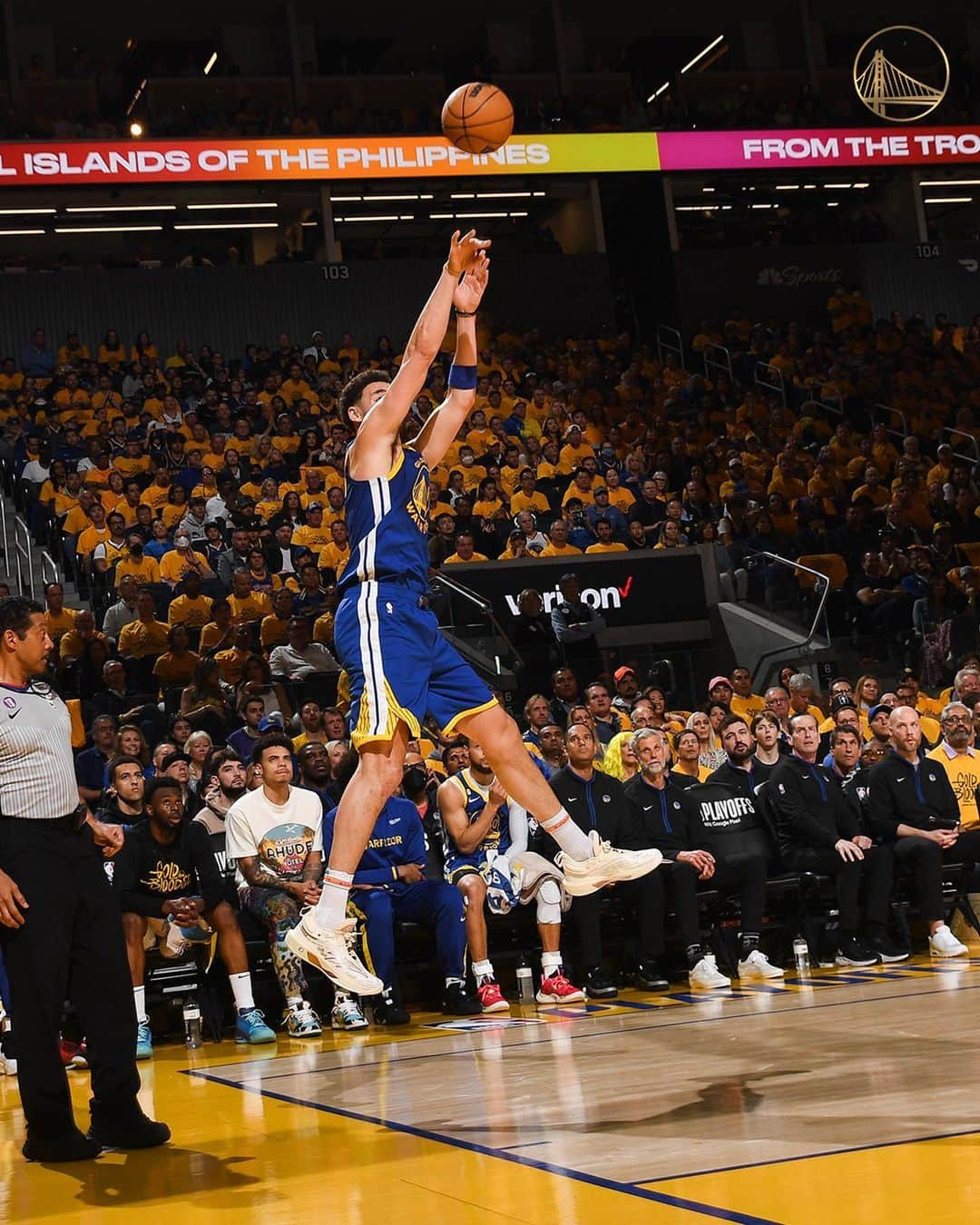 ゴールデンステート・ウォリアーズのインスタグラム：「Behind the backboard? No problem.」
