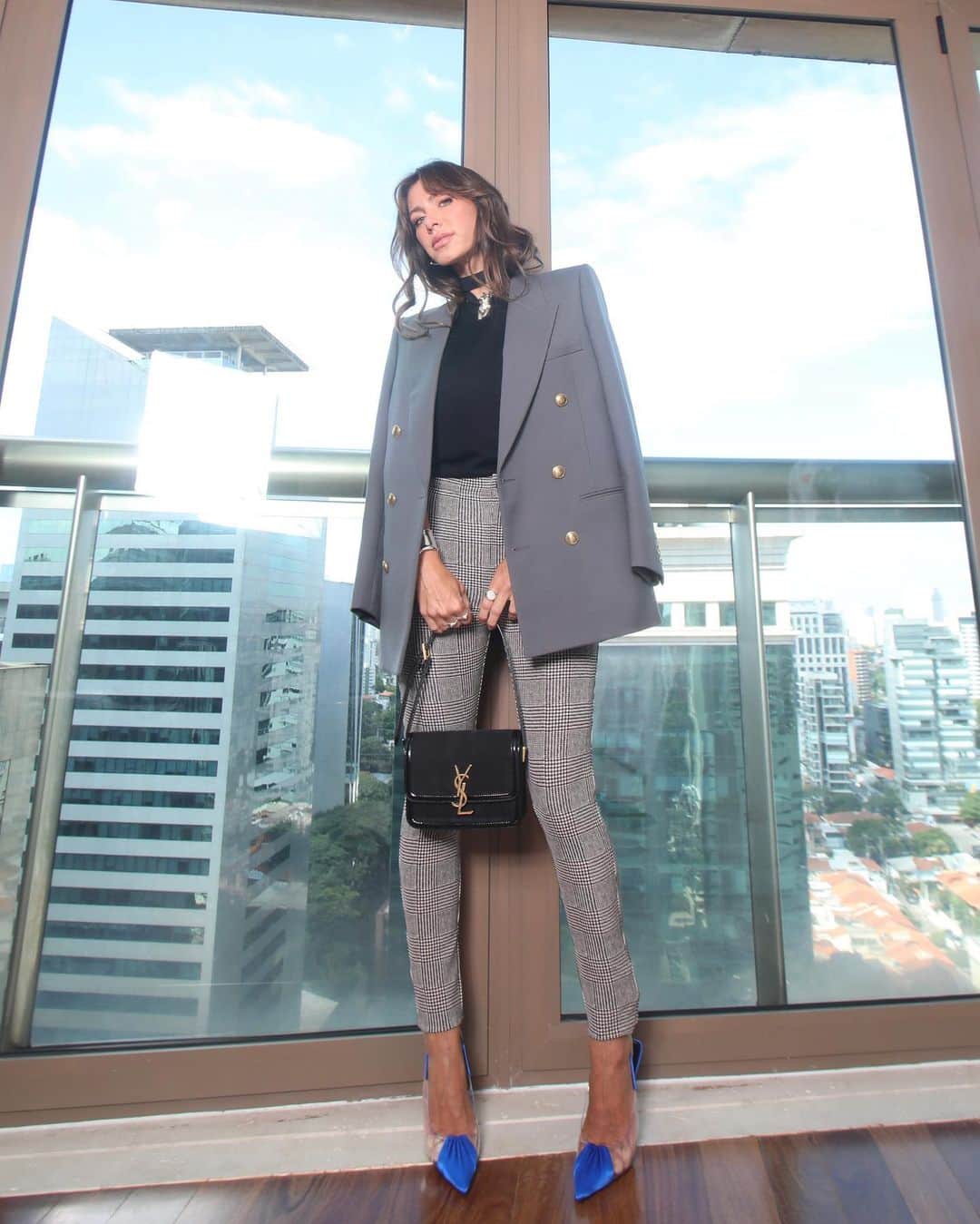 Glam4Youのインスタグラム：「Sei que vocês amam looks assim, que tem sofisticação e ao mesmo tempo informação de moda. Look todinho do @iguatemi365 e além da praticidade de comprar por la as melhores marcas e com a melhor curadoria, preciso dizer que a experiência e rapidez é inacreditável. Acharam que fiz bem em escolher o cinza? Viram nos stories a minha dúvida? Aproveitem que dia das mães está chegando…」