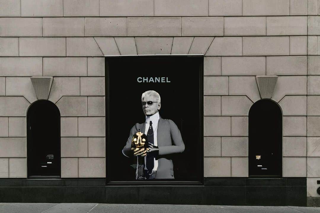 Bergdorf Goodmanさんのインスタグラム写真 - (Bergdorf GoodmanInstagram)「PORTRAITS OF LAGERFELD 🖤 To celebrate The Costume Institute’s new spring exhibition Karl Lagerfeld: A Line of Beauty, we have unveiled our own tribute to the legendary design maestro in our 5th Avenue windows. Outfitted with archival clothing designed by Lagerfeld for Chanel and Fendi, as well as images of the charismatic figure and specially commissioned art, the four captivating vignettes offer a glimpse of Lagerfeld’s brilliant mind and prodigious creative output—and will be on view until May 15.  @fendi  @metmuseum」4月29日 9時55分 - bergdorfs