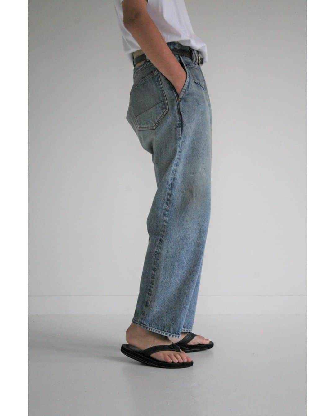 アナクロノームさんのインスタグラム写真 - (アナクロノームInstagram)「[アイテム：80's ワイドデニムパンツ] [item: 80's wide denim trousers]  ■80'sのリーバイス501をリプロダクトしたデニム生地を使用。 いわゆるヴィンテージデニムとは違い、ムラ落ちなどのないフラットな表情が特徴です。 シルエットは550をベースにしたワイドテーパード。 スタプレのルックスをイメージしたスラッシュポケットを採用しております。  ■生地：14ozハチマルデニム リーバイスが耳つきから耳なしに移行した時期のデニム(ハチマル)をリプロダクト。ムラ糸が顕著に出ていたヴィンテージの雰囲気とは変わり、フラットな表情が特徴です。 空紡糸特有のシボ感、ドライなタッチや14ozのしっかりとした肉感です。  ■加工：80'Sエイジング加工 スリ・ヨゴシなどの加工を絶妙に施し、80's以降のデニムのエイジング感をリアルに表現。 ハチマルデニムの色落ちの特徴であるケミカルウォッシュのような表情を加工で再現しています。  ※ハードな加工のため、寸法に多少誤差がでることがあります。  ■素材 : COTTON 100％   海外発送も可能です。 Overseas dispatch is also possible.   MODEL 身長：182cm 体重：65kg 着用：SIZE 34」4月29日 9時58分 - anachronorm262