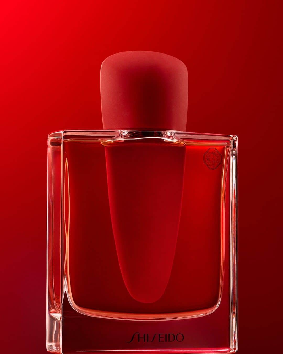 資生堂さんのインスタグラム写真 - (資生堂Instagram)「Ginza Eau de Parfum Intense will have you seeing red, the iconic color of Shiseido for more than 150 years. This hue is also highly valued in Japanese culture as a symbol of passion and power. Discover this bold scent starring Rose Damascena, the queen of flowers. #TheGinzaSpirit #ShiseidoFragrance」4月29日 10時00分 - shiseido