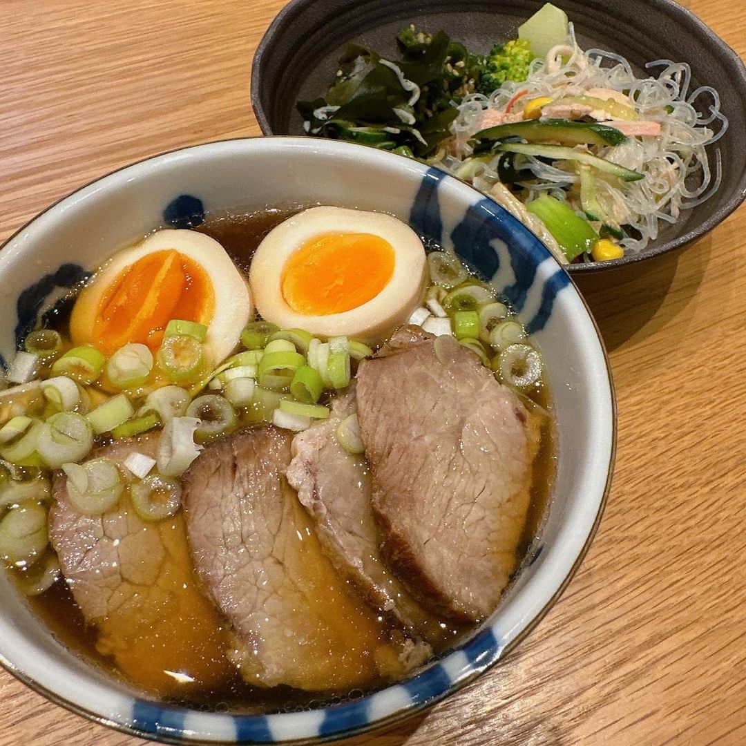 石川梨華のインスタグラム：「チャーミークッキング👩‍🍳  昨日は撮影だったので、前日に作り置きしておいた物で夕飯にしました！ 電気圧力鍋で作ったチャーシューと煮卵を乗せてラーメン🍜 おかずはちょこっとずつ適当にw  普段、夜は炭水化物を控えてるんだけど、昨日のお昼はサクッとサンドイッチだけだったので、子供たちと一緒に私もラーメン食べた😋 美味しかった❗️  先日、お料理のハッシュタグのアンケートをストーリーズでとりました🤲  半数以上の票を得た #チャーミークッキングに決定❗️ これからお料理の投稿にはこのハッシュタグつけようと思います✌️  あっ、聞きたい事あった！ チャーシューよく作るから、一緒に添える白髪ネギもよく作るのね！ 白髪ネギ作るとさ、中心部分のネギ残るじゃない？ あれ、みんなどうしてる？？ 私はとりあえず輪切りにして、納豆に入れたり、この日はチャーシュー麺に入れたけどw いつも輪切りにしてから、何に使おう？って迷う🥹w  #石川梨華 #モーニング娘og #リアル梨華 #二児の母 #やんちゃボーイズ #年子 #チャーミークッキング」